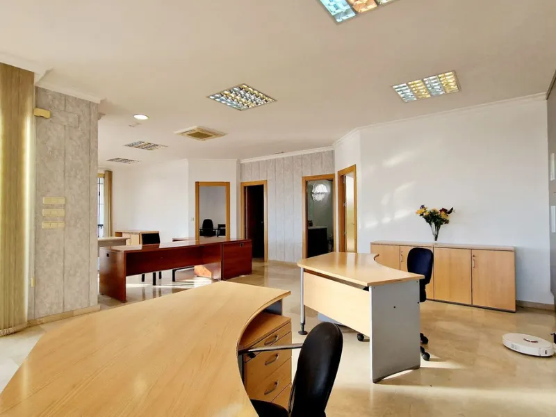 Commercial - Office в продаже в Estepona, Málaga. В доме 2 спален и 1 ванных комнат. Площадь дома 94 м²