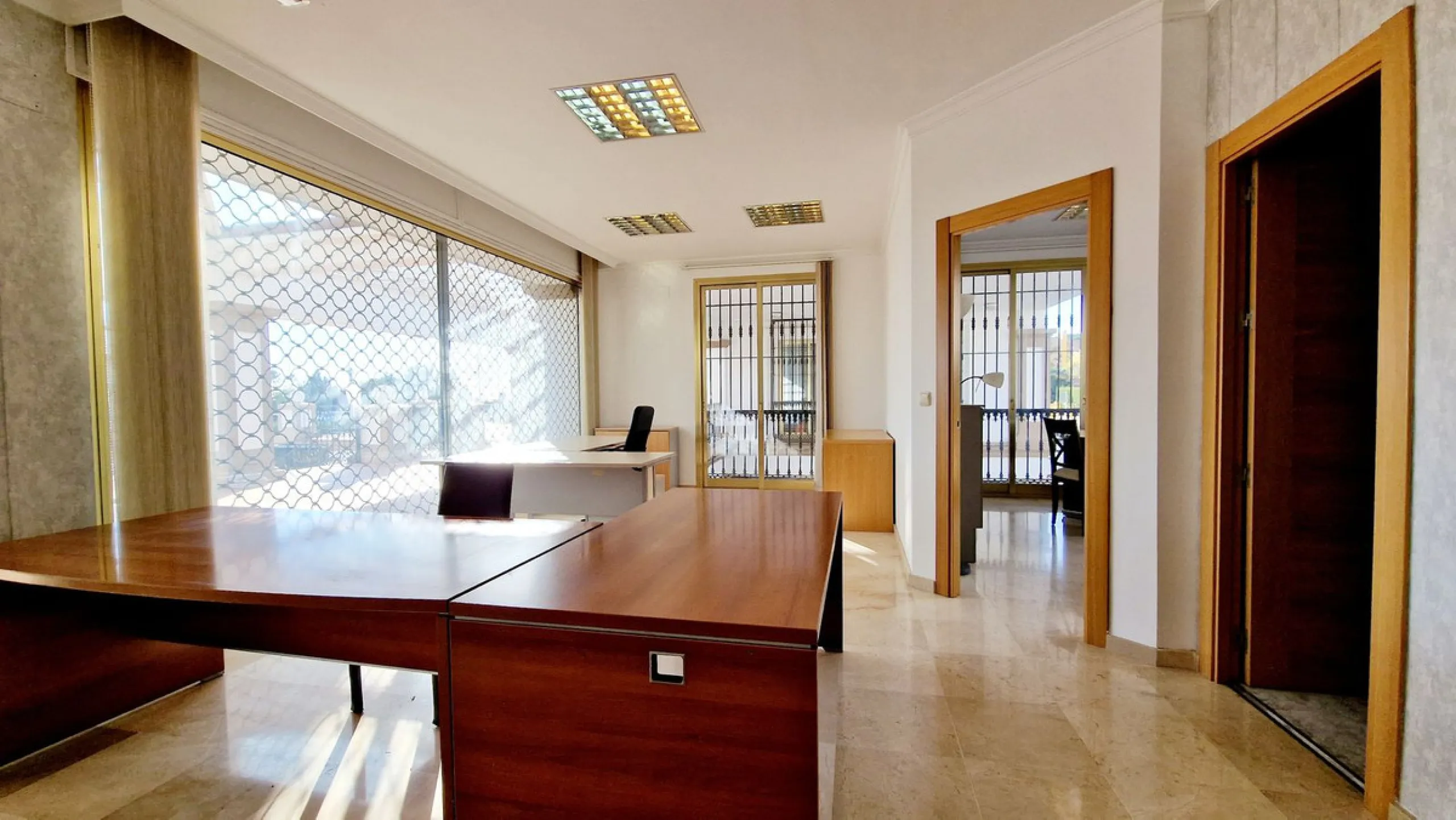Commercial - Office в продаже в Estepona, Málaga. В доме 2 спален и 1 ванных комнат. Площадь дома 94 м²