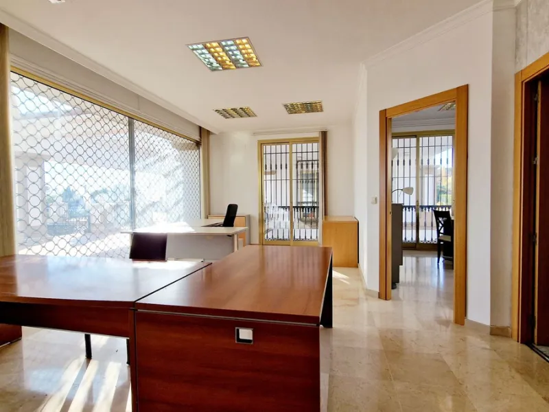 Commercial - Office в продаже в Estepona, Málaga. В доме 2 спален и 1 ванных комнат. Площадь дома 94 м²