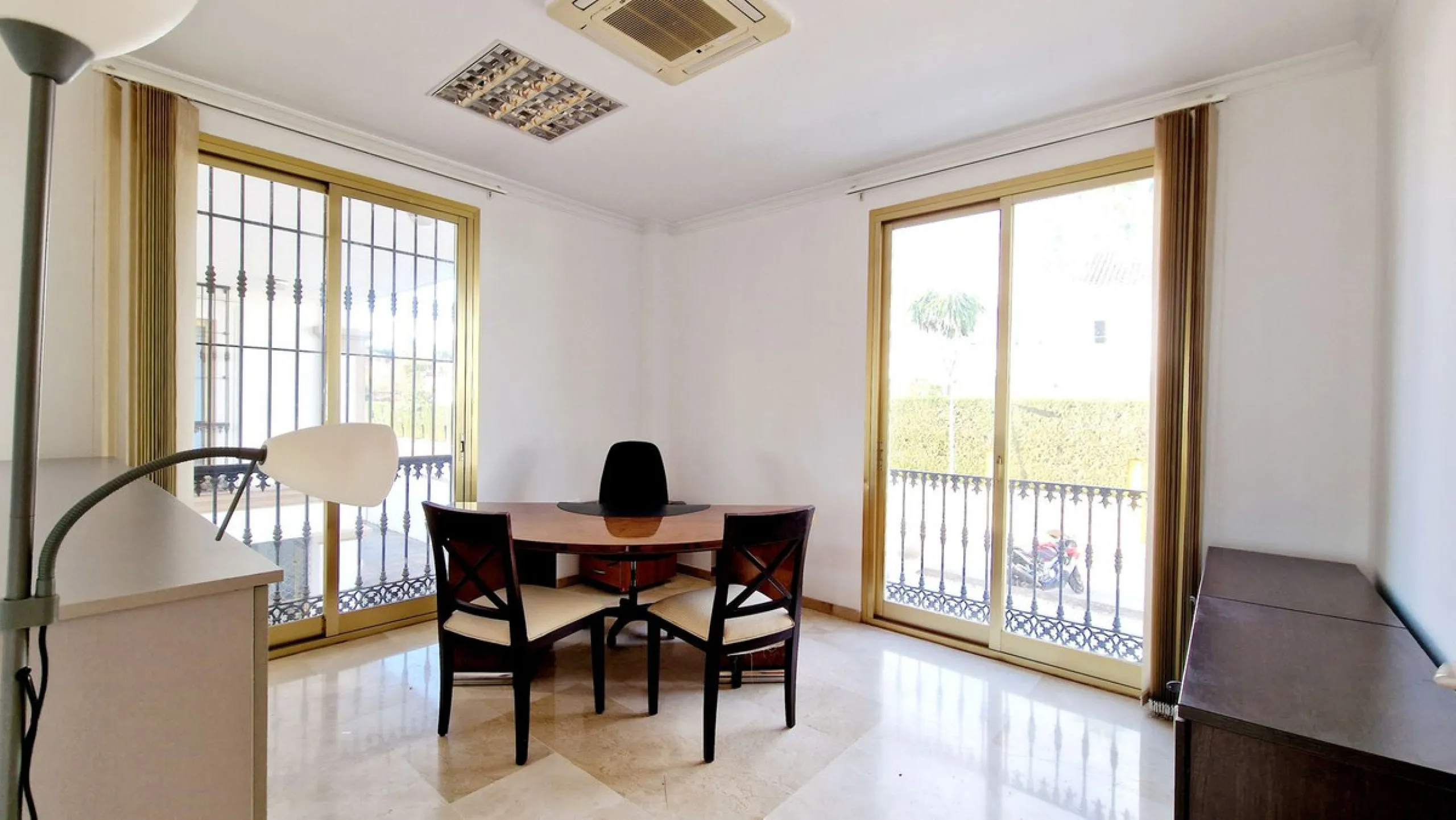 Commercial - Office в продаже в Estepona, Málaga. В доме 2 спален и 1 ванных комнат. Площадь дома 94 м²