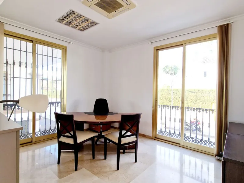 Commercial - Office в продаже в Estepona, Málaga. В доме 2 спален и 1 ванных комнат. Площадь дома 94 м²
