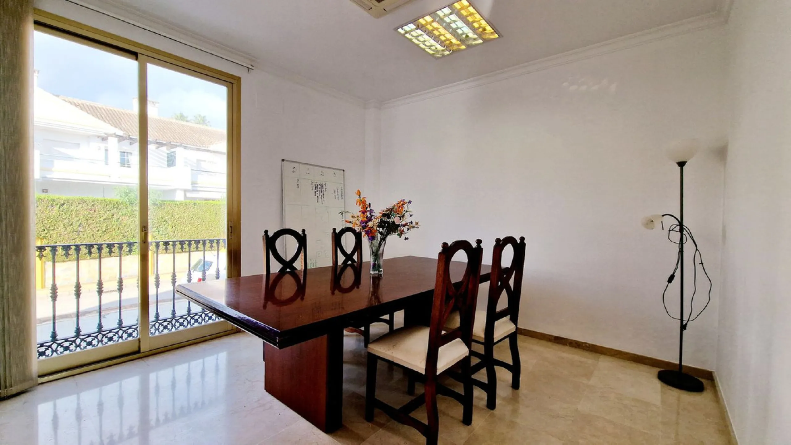 Commercial - Office в продаже в Estepona, Málaga. В доме 2 спален и 1 ванных комнат. Площадь дома 94 м²