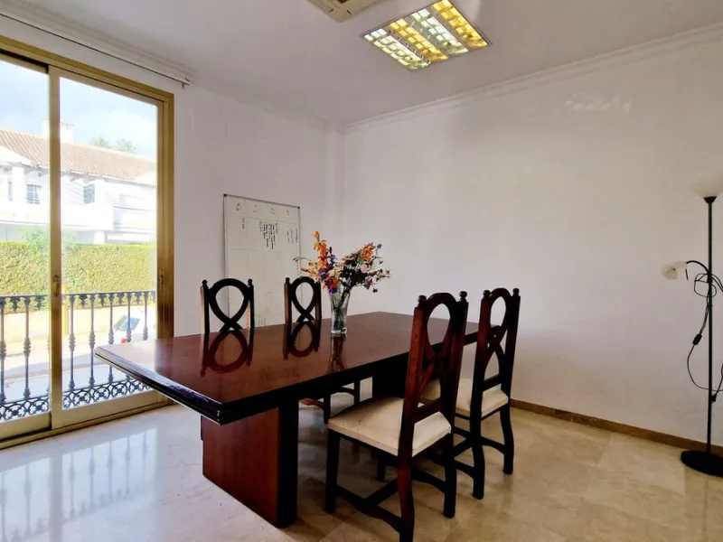 Commercial - Office в продаже в Estepona, Málaga. В доме 2 спален и 1 ванных комнат. Площадь дома 94 м²