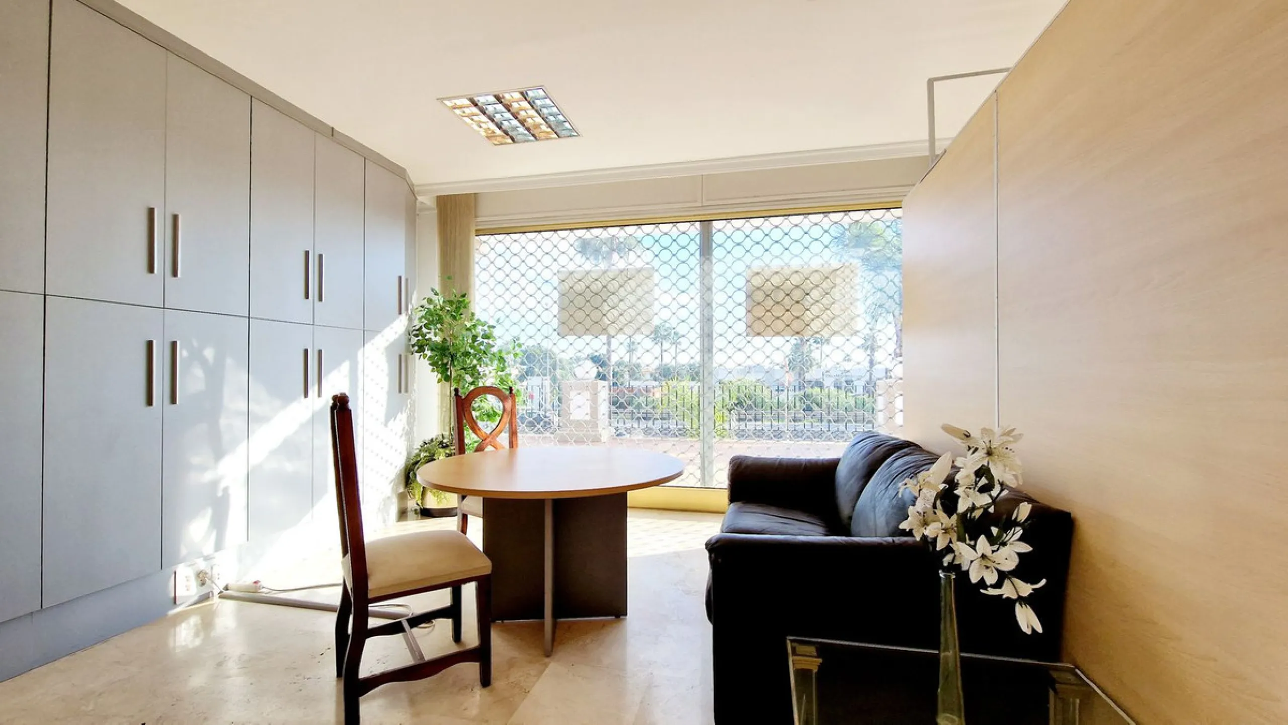 Commercial - Office в продаже в Estepona, Málaga. В доме 2 спален и 1 ванных комнат. Площадь дома 94 м²
