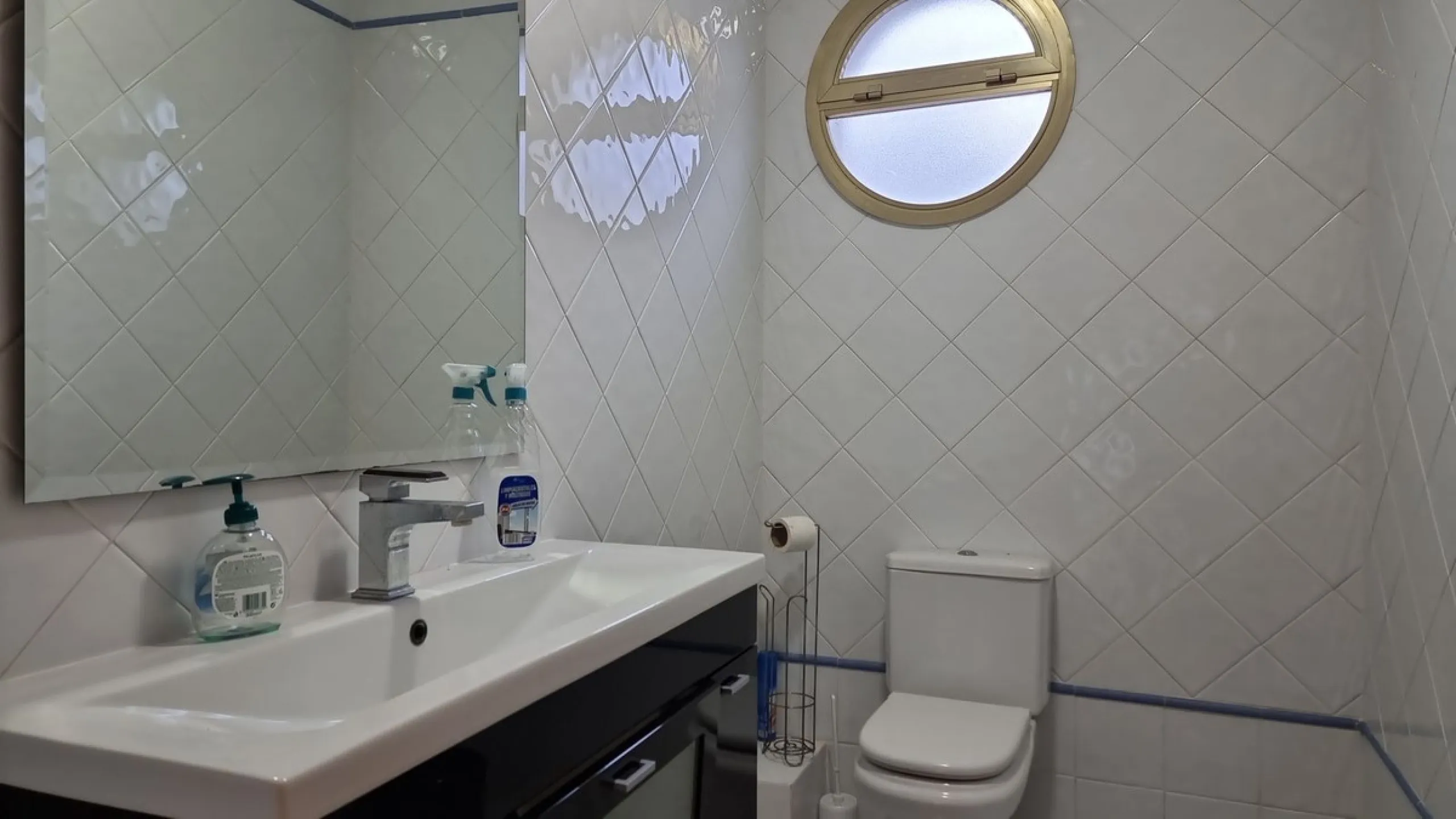 Commercial - Office в продаже в Estepona, Málaga. В доме 2 спален и 1 ванных комнат. Площадь дома 94 м²