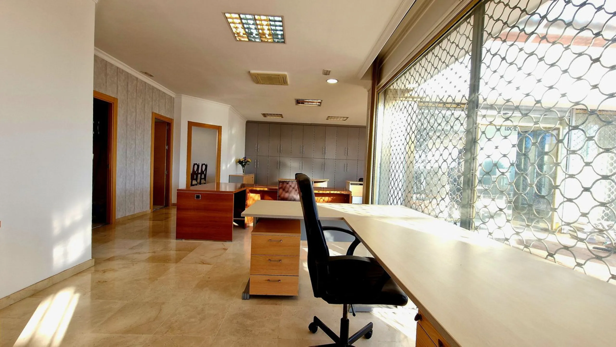 Commercial - Office в продаже в Estepona, Málaga. В доме 2 спален и 1 ванных комнат. Площадь дома 94 м²