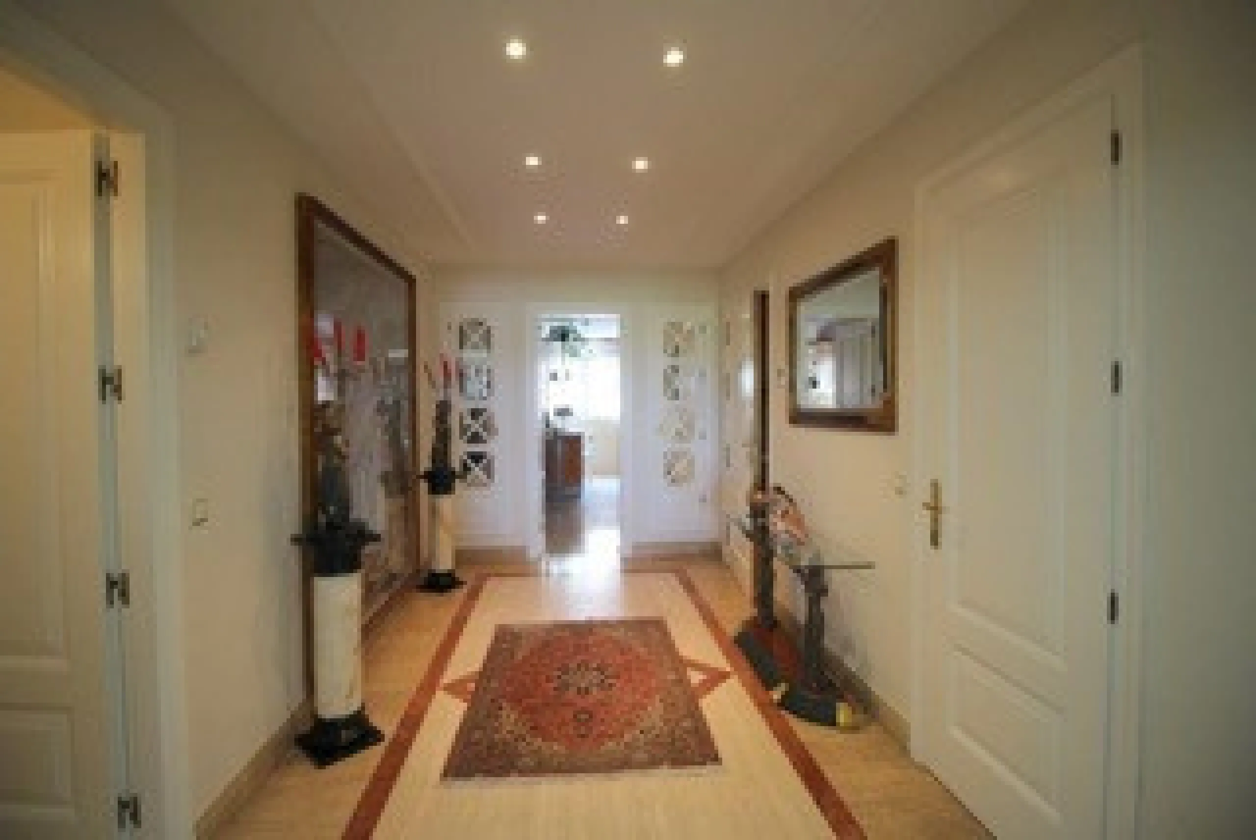 Apartment - Middle Floor Apartment в продаже в Marbella, Málaga. В доме 4 спален и 3 ванных комнат. Площадь дома 389 м²