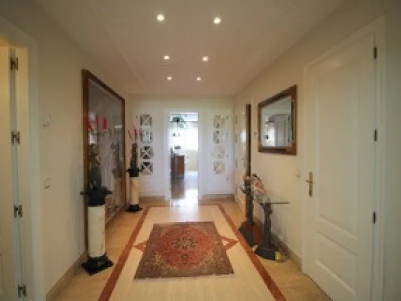Apartment - Middle Floor Apartment в продаже в Marbella, Málaga. В доме 4 спален и 3 ванных комнат. Площадь дома 389 м²