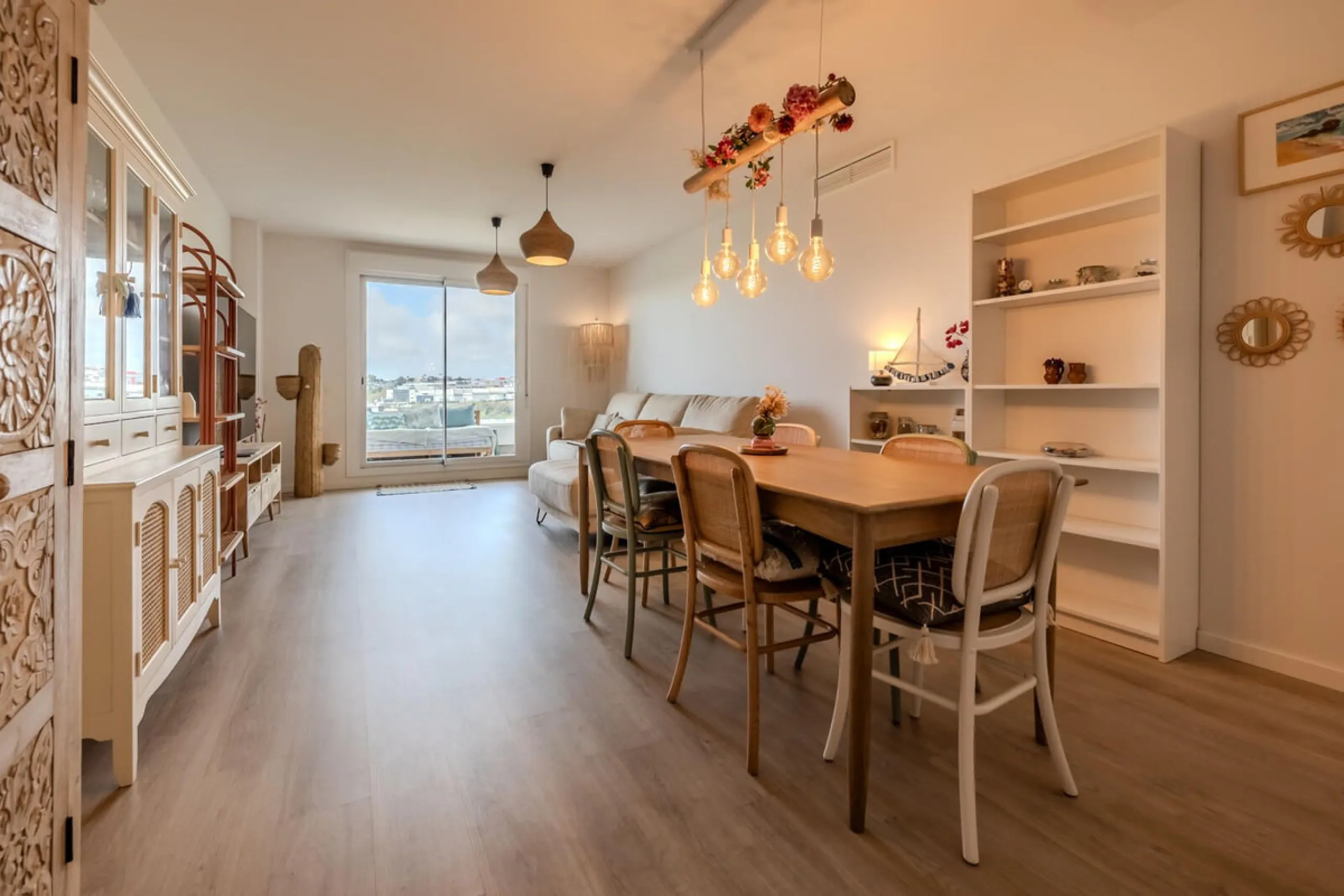 Located in the Campana area of Nueva Andalucia, an international and lively area to live in, with all amenities within walking distance of your home, including restaurants, pharmacies, schools, supermarkets, etc. Jardines de Guadaiza is a modern apartment