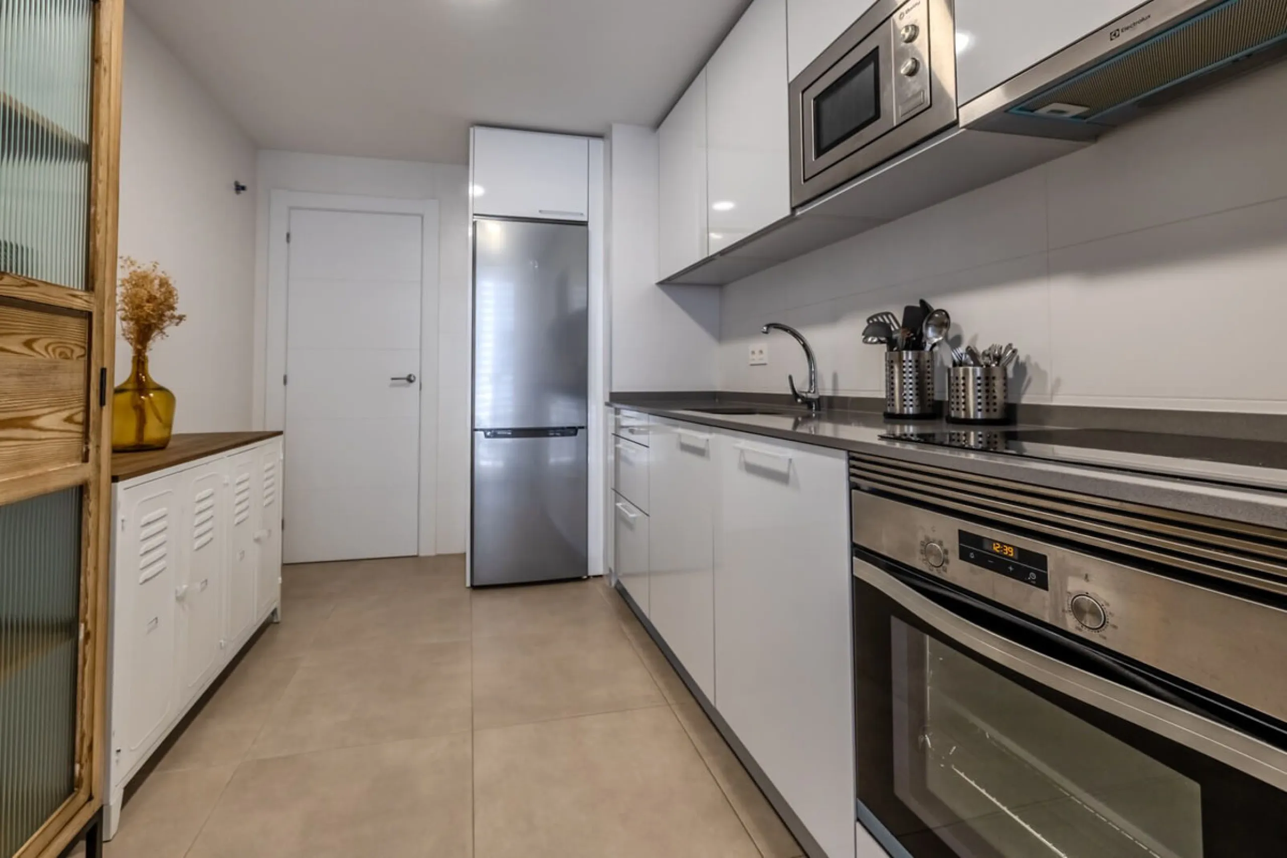 Located in the Campana area of Nueva Andalucia, an international and lively area to live in, with all amenities within walking distance of your home, including restaurants, pharmacies, schools, supermarkets, etc. Jardines de Guadaiza is a modern apartment