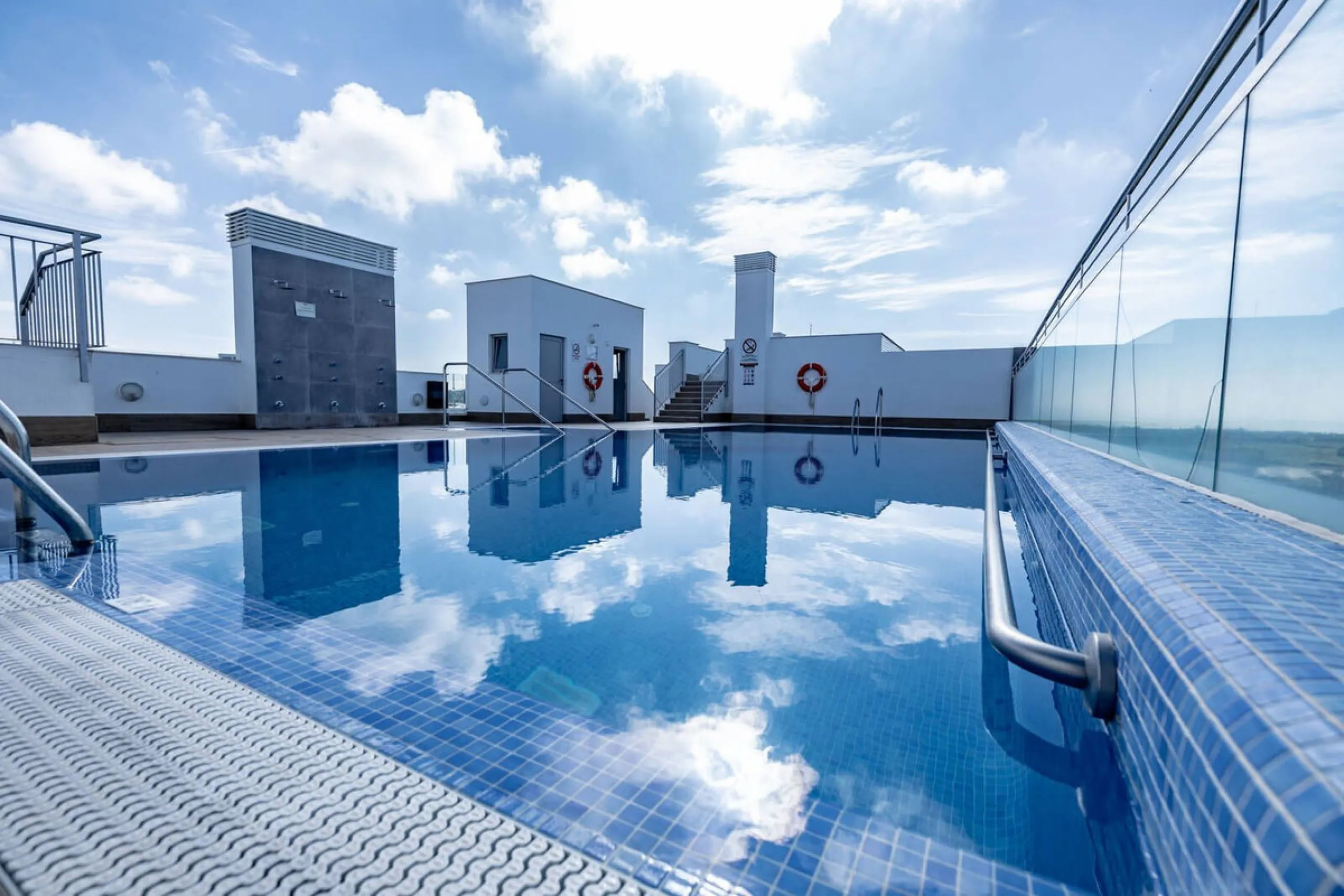 Located in the Campana area of Nueva Andalucia, an international and lively area to live in, with all amenities within walking distance of your home, including restaurants, pharmacies, schools, supermarkets, etc. Jardines de Guadaiza is a modern apartment