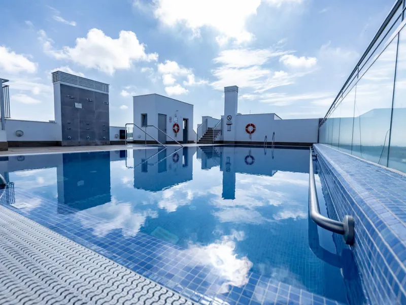 Located in the Campana area of Nueva Andalucia, an international and lively area to live in, with all amenities within walking distance of your home, including restaurants, pharmacies, schools, supermarkets, etc. Jardines de Guadaiza is a modern apartment
