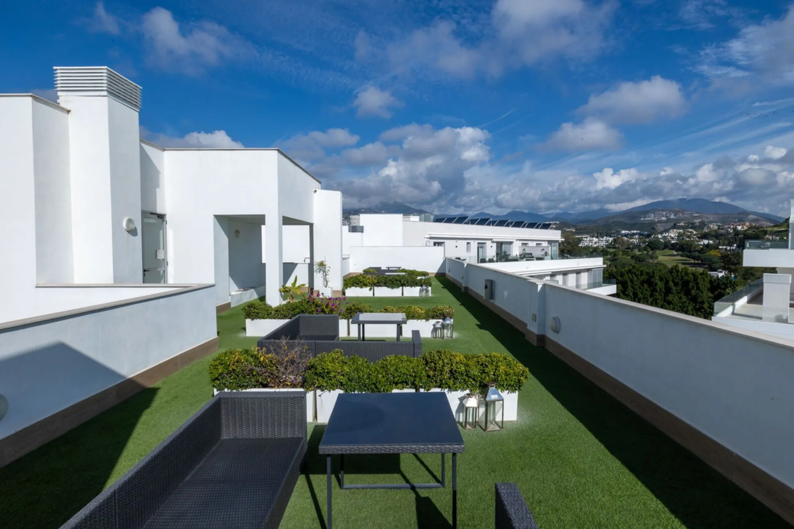 Located in the Campana area of Nueva Andalucia, an international and lively area to live in, with all amenities within walking distance of your home, including restaurants, pharmacies, schools, supermarkets, etc. Jardines de Guadaiza is a modern apartment
