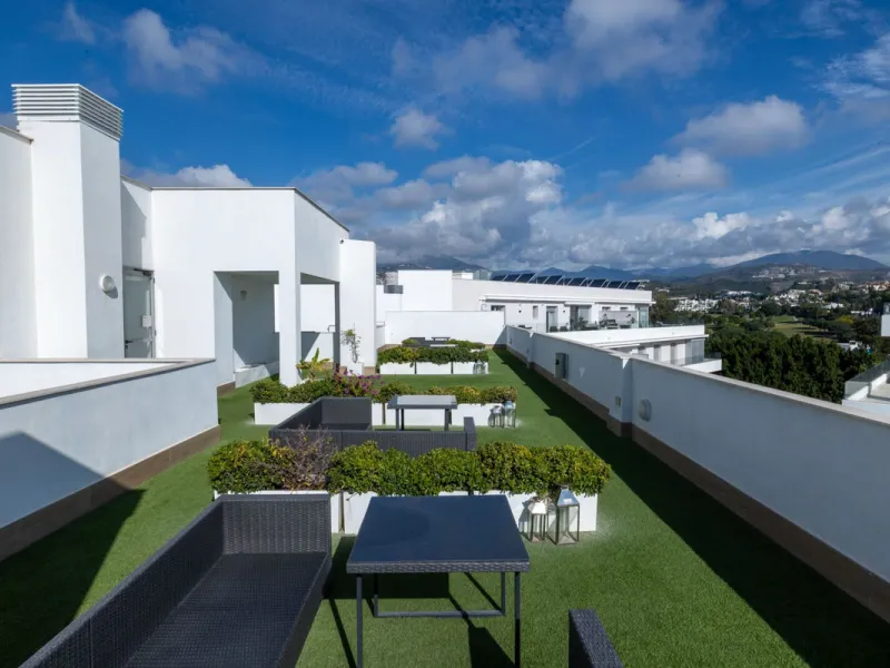 Located in the Campana area of Nueva Andalucia, an international and lively area to live in, with all amenities within walking distance of your home, including restaurants, pharmacies, schools, supermarkets, etc. Jardines de Guadaiza is a modern apartment