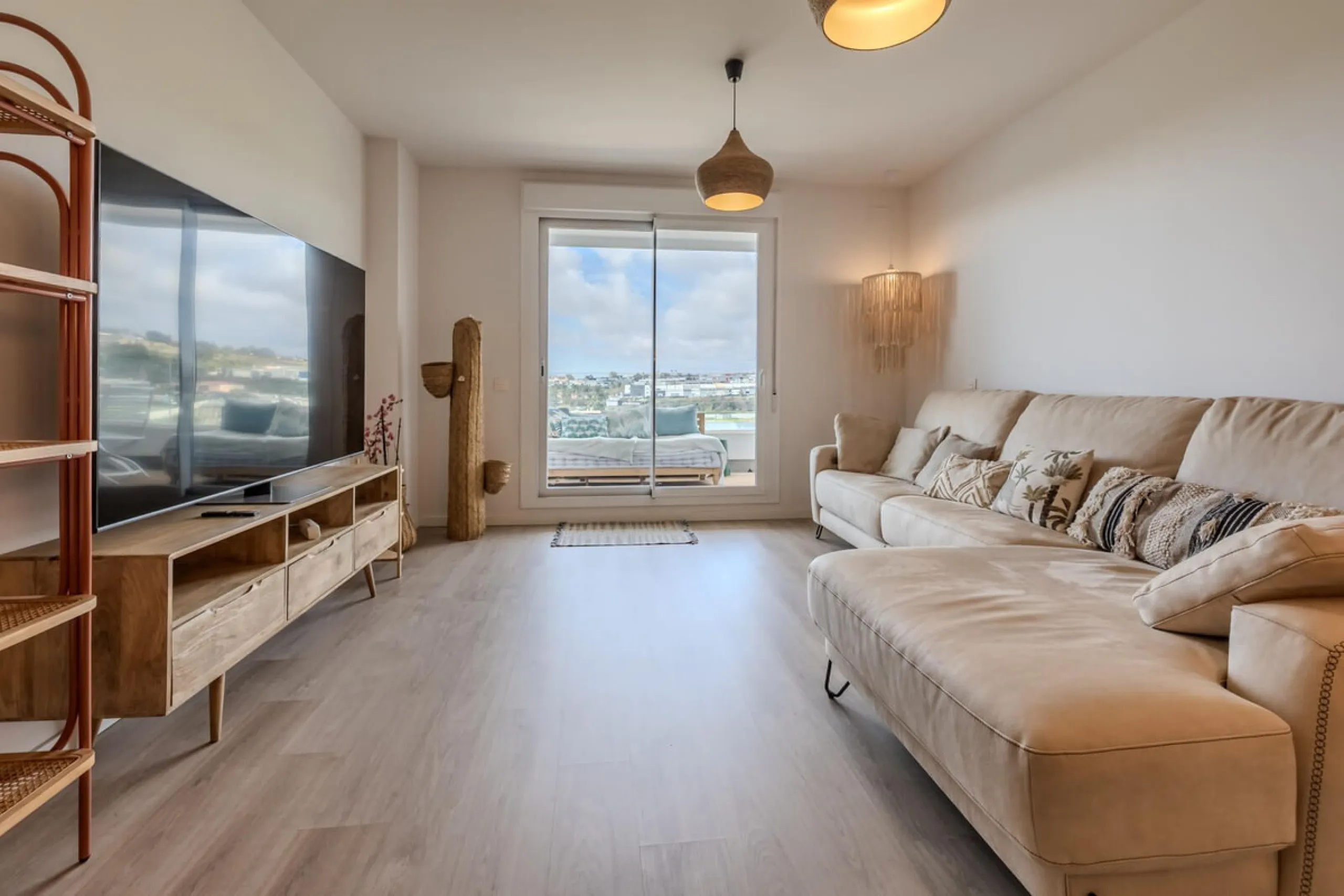 Located in the Campana area of Nueva Andalucia, an international and lively area to live in, with all amenities within walking distance of your home, including restaurants, pharmacies, schools, supermarkets, etc. Jardines de Guadaiza is a modern apartment