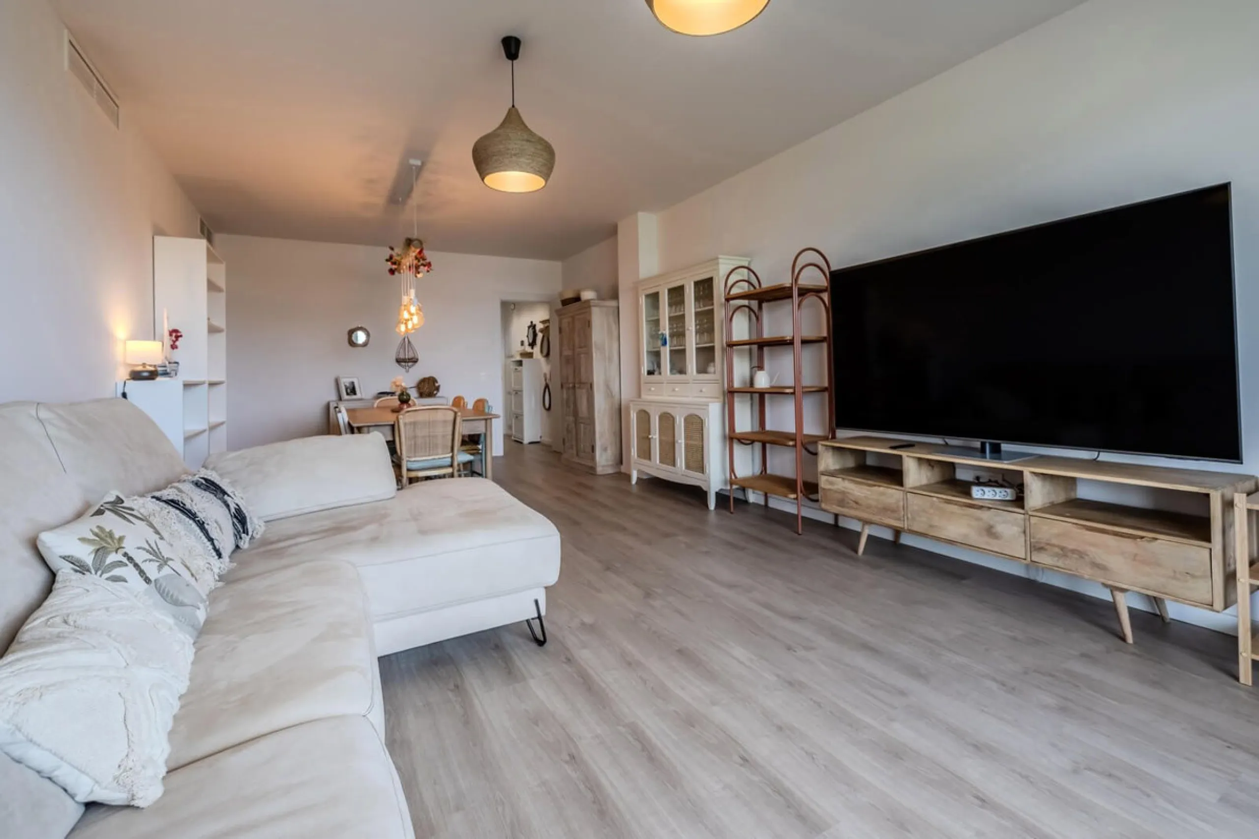 Located in the Campana area of Nueva Andalucia, an international and lively area to live in, with all amenities within walking distance of your home, including restaurants, pharmacies, schools, supermarkets, etc. Jardines de Guadaiza is a modern apartment