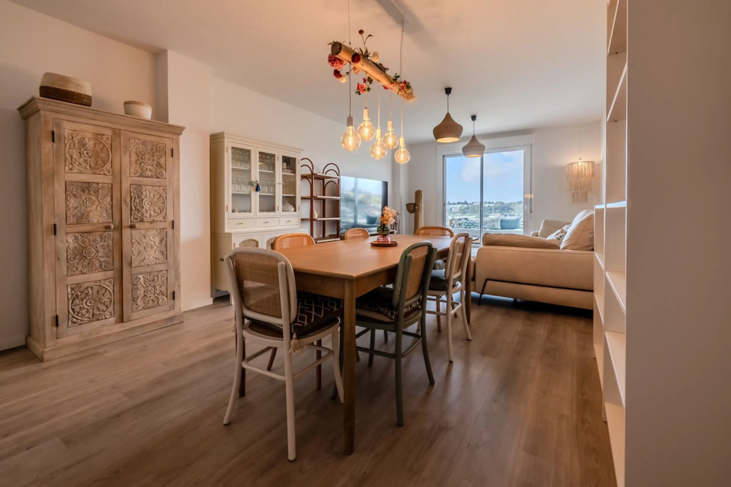 Located in the Campana area of Nueva Andalucia, an international and lively area to live in, with all amenities within walking distance of your home, including restaurants, pharmacies, schools, supermarkets, etc. Jardines de Guadaiza is a modern apartment