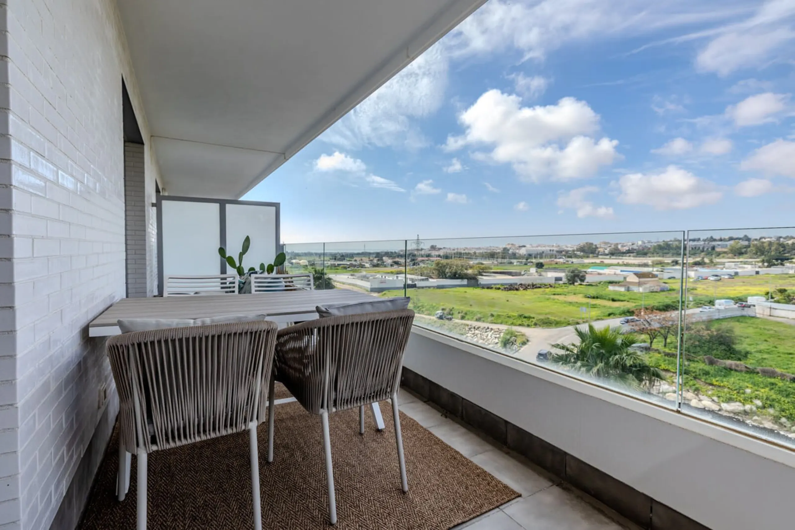 Located in the Campana area of Nueva Andalucia, an international and lively area to live in, with all amenities within walking distance of your home, including restaurants, pharmacies, schools, supermarkets, etc. Jardines de Guadaiza is a modern apartment