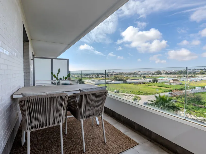 Located in the Campana area of Nueva Andalucia, an international and lively area to live in, with all amenities within walking distance of your home, including restaurants, pharmacies, schools, supermarkets, etc. Jardines de Guadaiza is a modern apartment