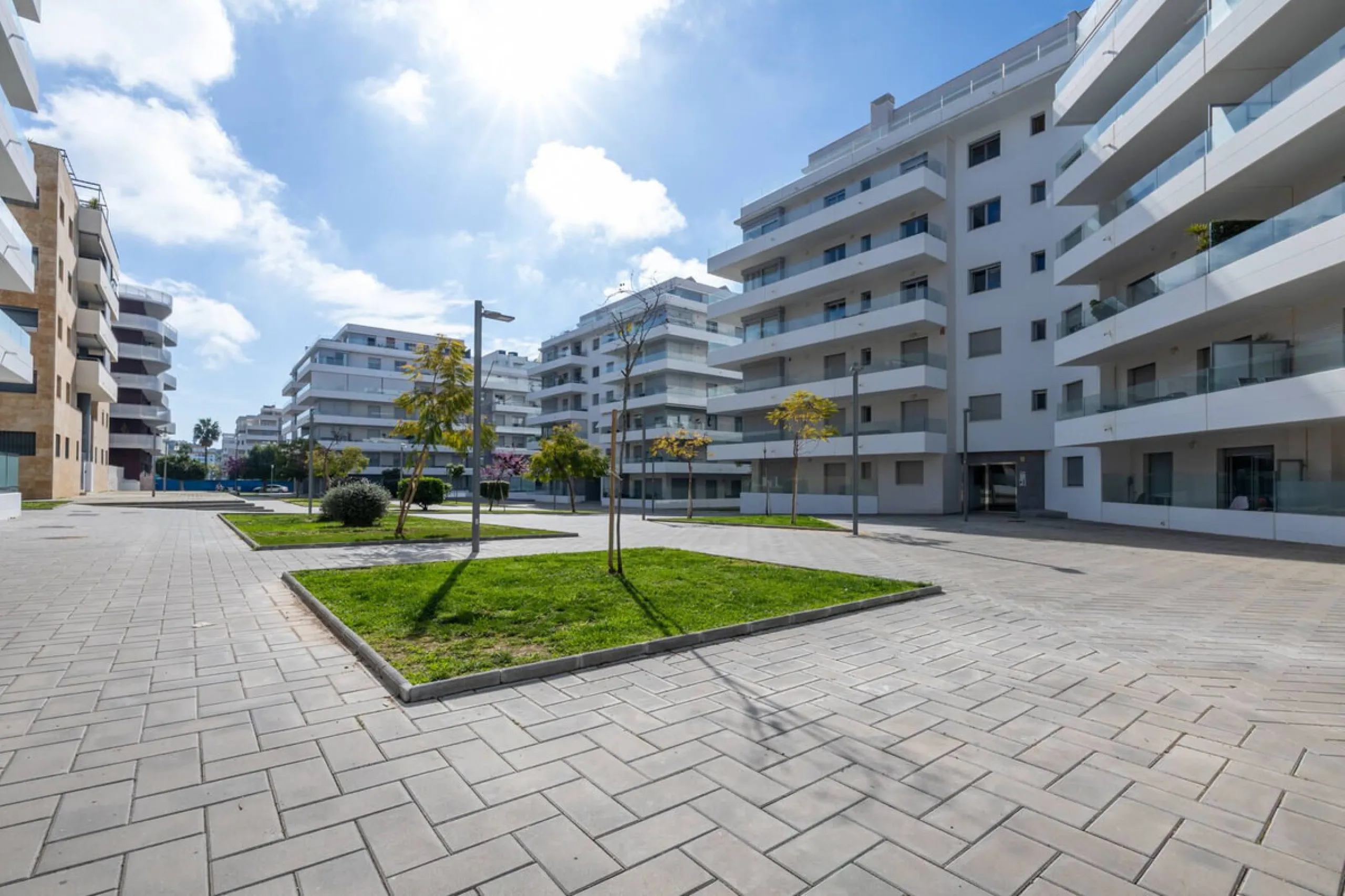 Located in the Campana area of Nueva Andalucia, an international and lively area to live in, with all amenities within walking distance of your home, including restaurants, pharmacies, schools, supermarkets, etc. Jardines de Guadaiza is a modern apartment