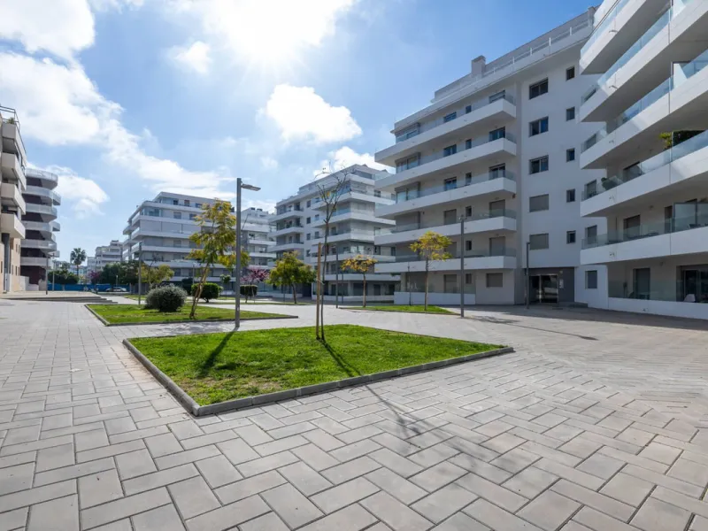Located in the Campana area of Nueva Andalucia, an international and lively area to live in, with all amenities within walking distance of your home, including restaurants, pharmacies, schools, supermarkets, etc. Jardines de Guadaiza is a modern apartment