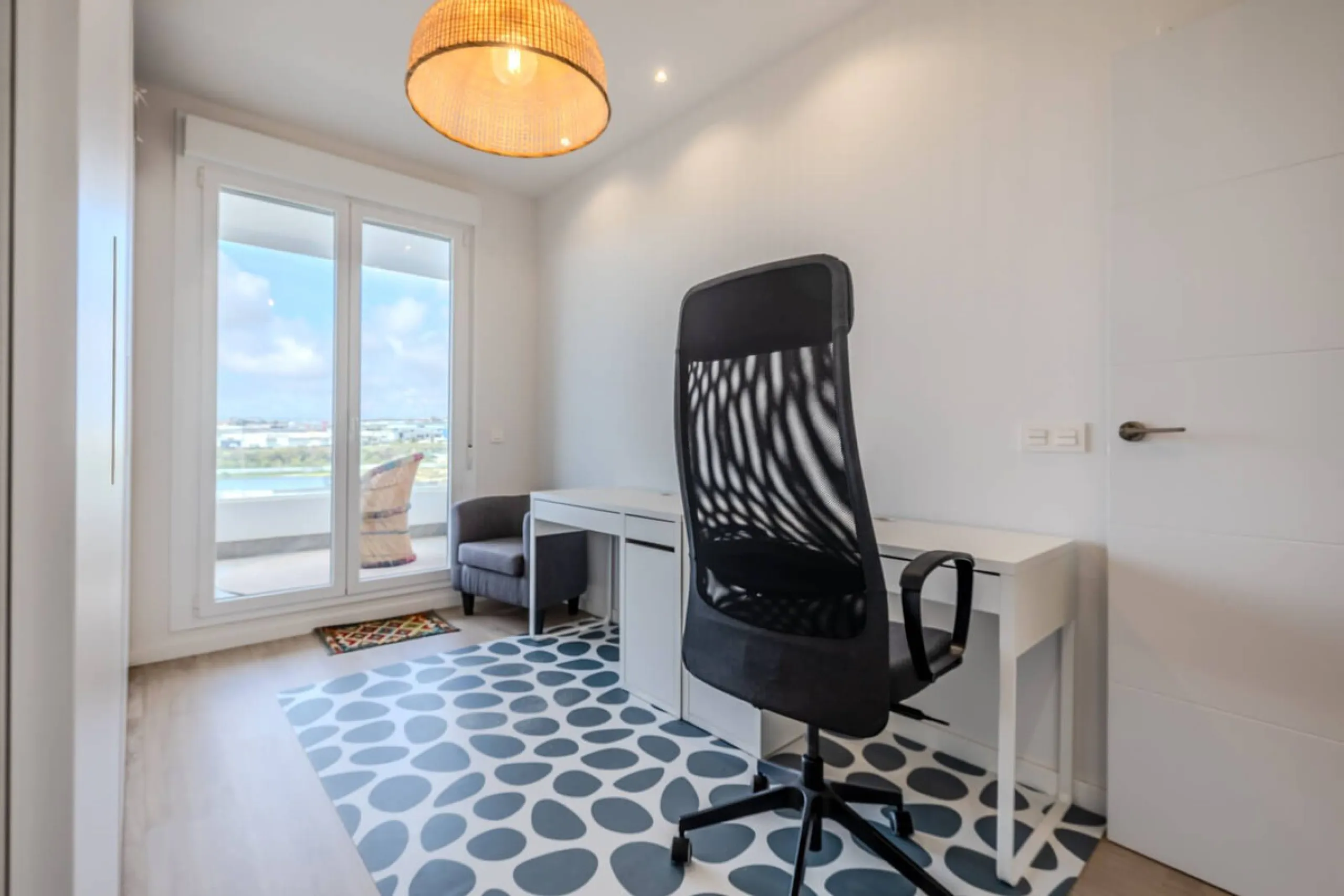 Located in the Campana area of Nueva Andalucia, an international and lively area to live in, with all amenities within walking distance of your home, including restaurants, pharmacies, schools, supermarkets, etc. Jardines de Guadaiza is a modern apartment