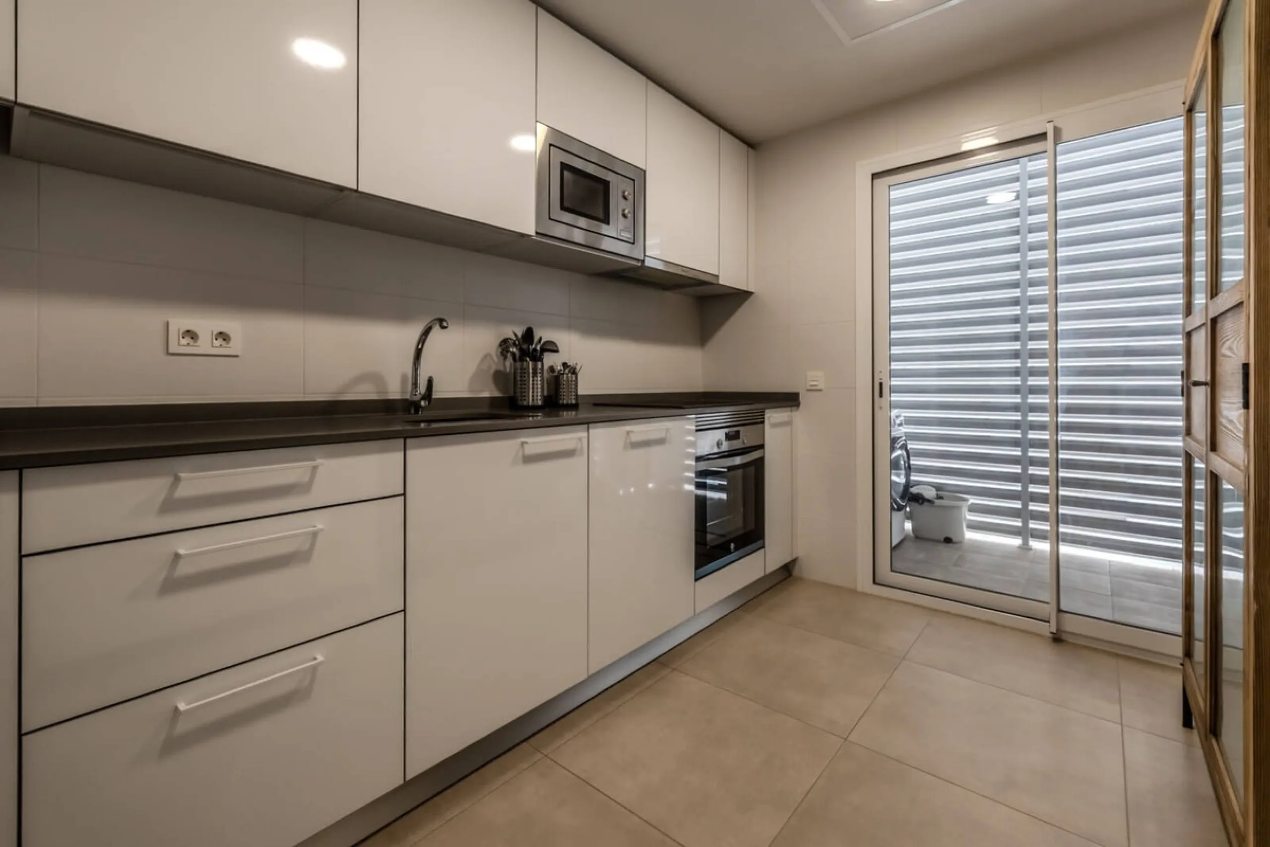 Located in the Campana area of Nueva Andalucia, an international and lively area to live in, with all amenities within walking distance of your home, including restaurants, pharmacies, schools, supermarkets, etc. Jardines de Guadaiza is a modern apartment