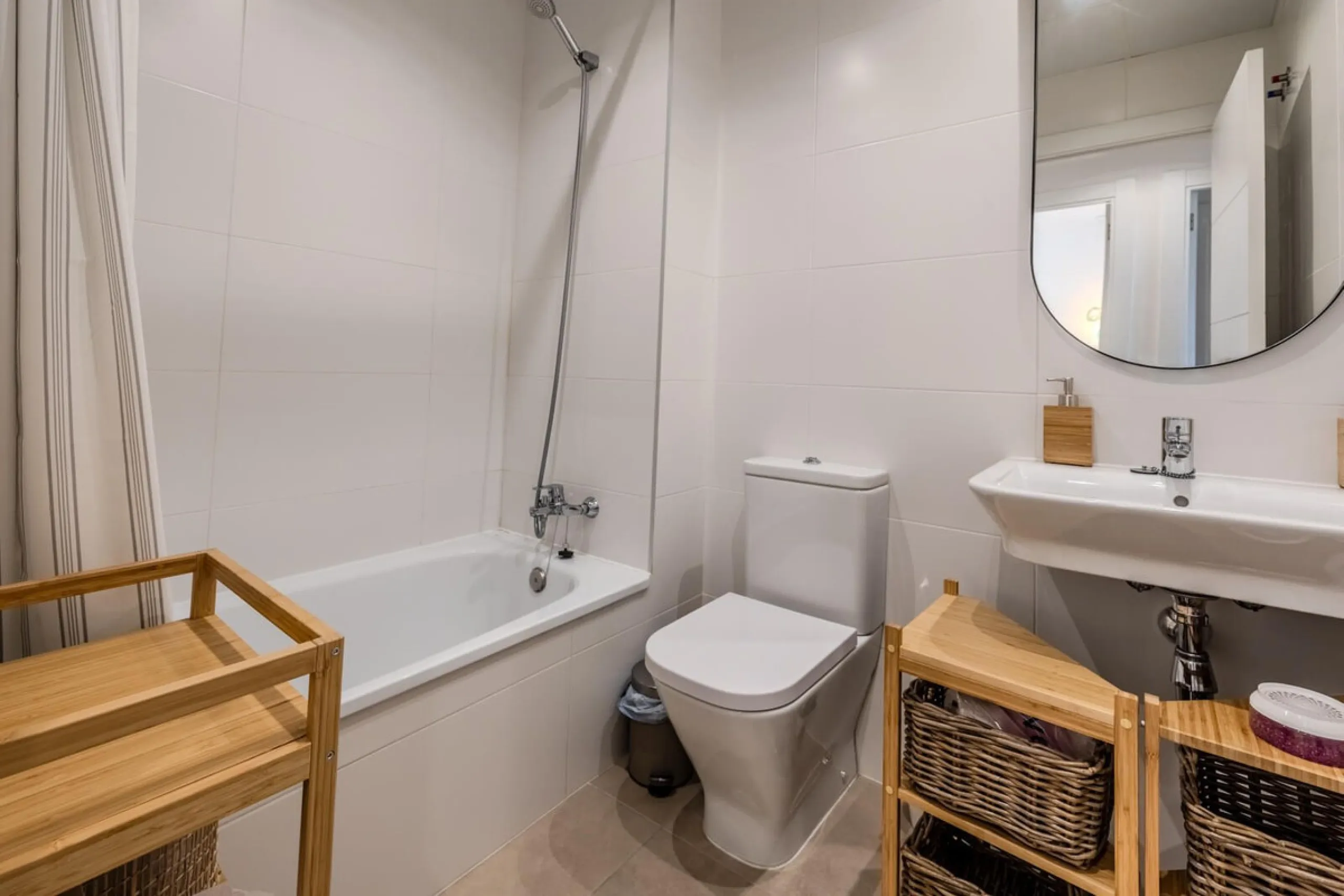 Located in the Campana area of Nueva Andalucia, an international and lively area to live in, with all amenities within walking distance of your home, including restaurants, pharmacies, schools, supermarkets, etc. Jardines de Guadaiza is a modern apartment