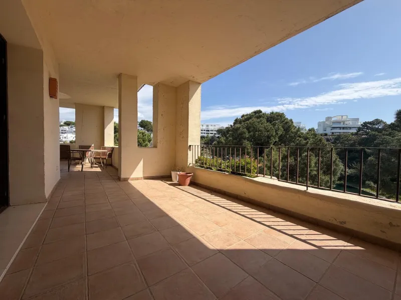 Bright apartment in Benahavís with large terrace and southwest orientation