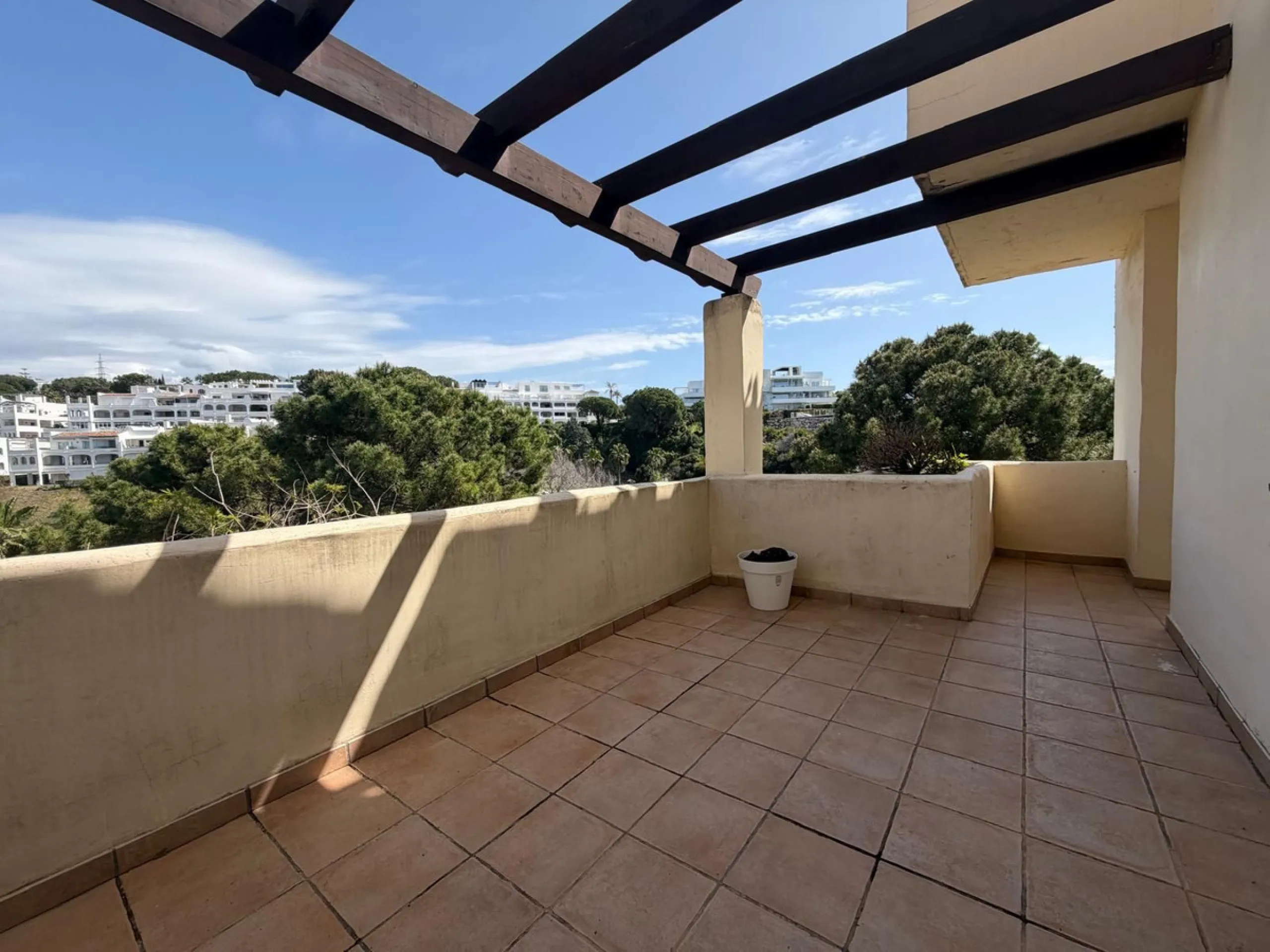 Bright apartment in Benahavís with large terrace and southwest orientation