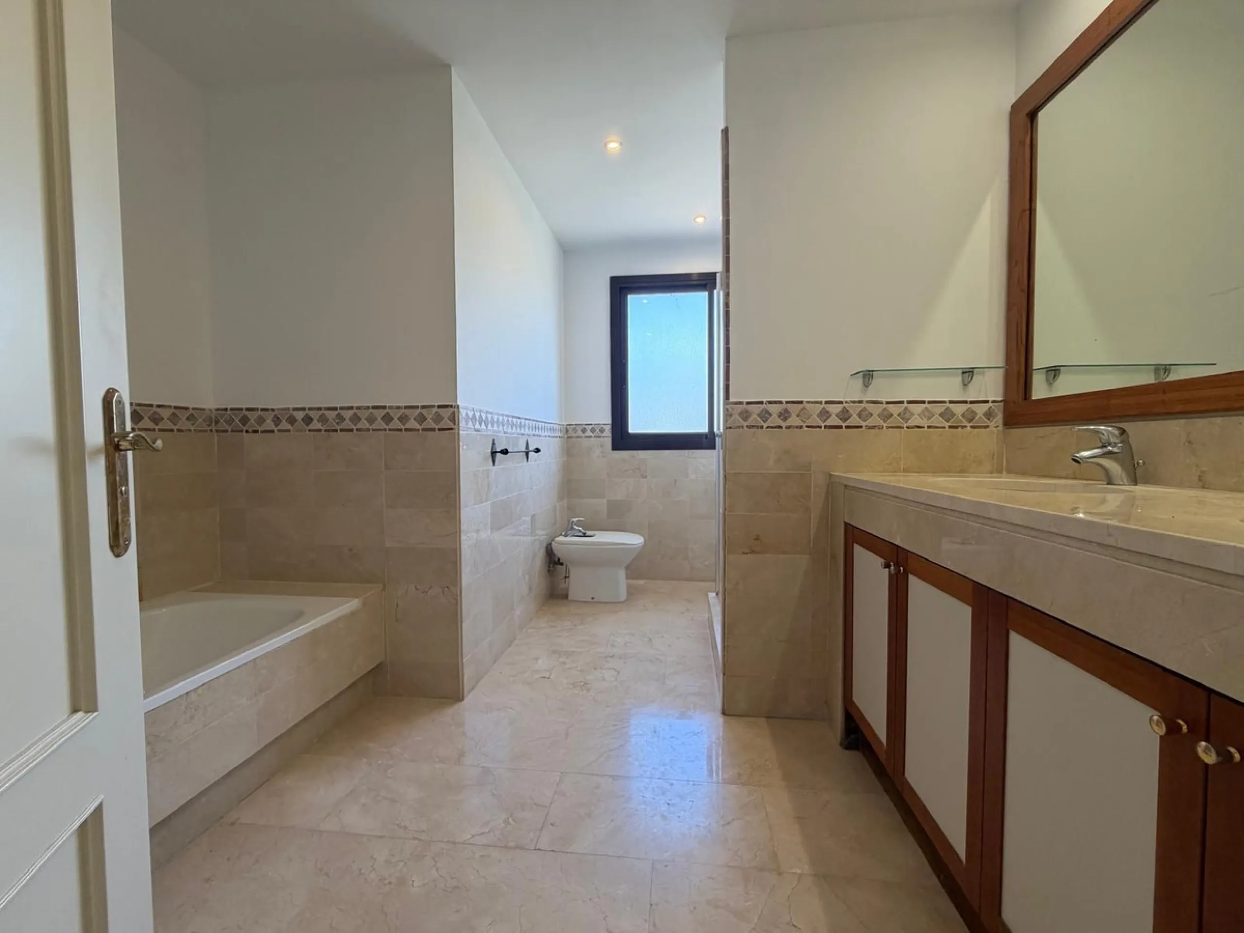 Bright apartment in Benahavís with large terrace and southwest orientation