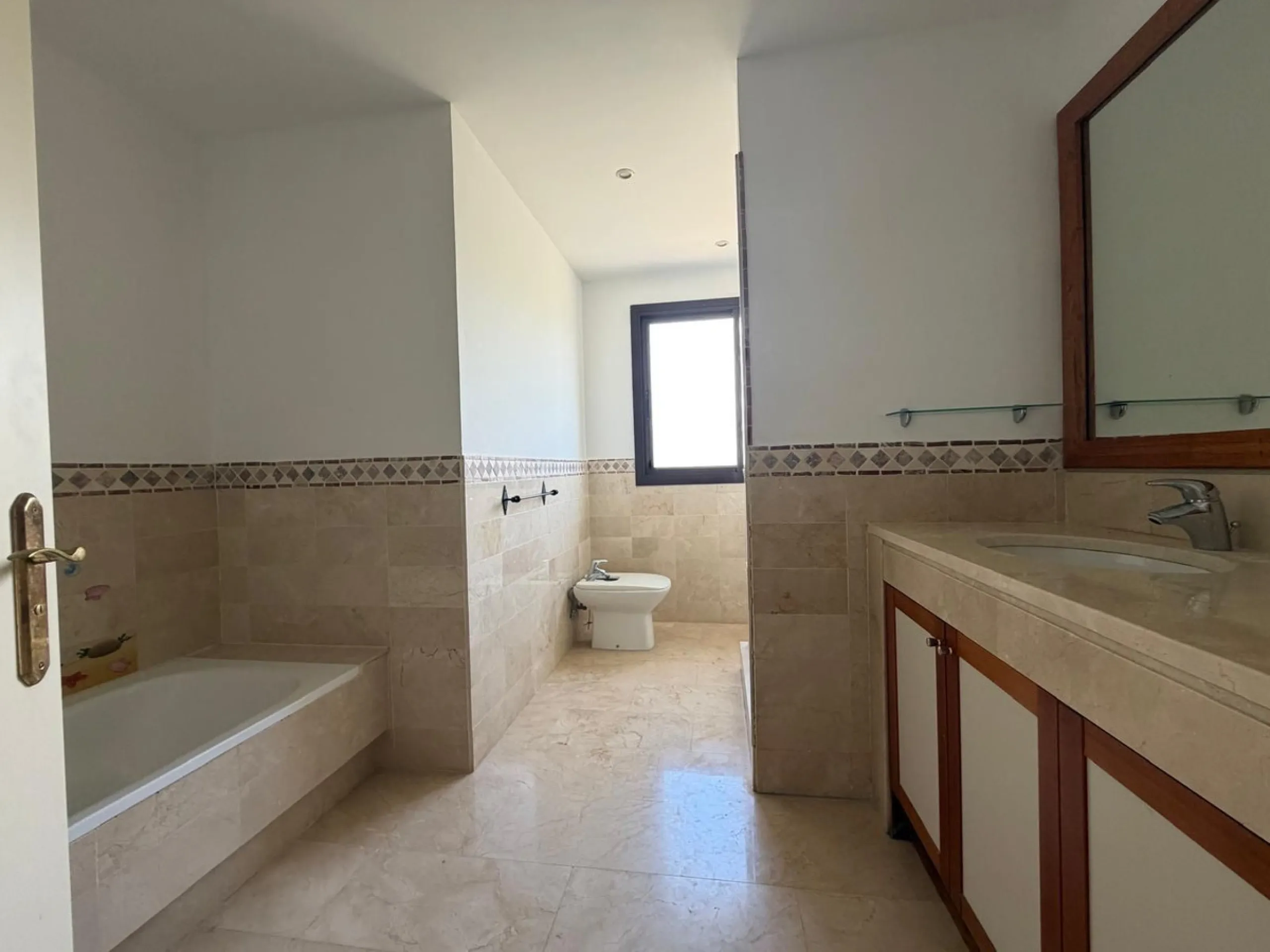 Bright apartment in Benahavís with large terrace and southwest orientation