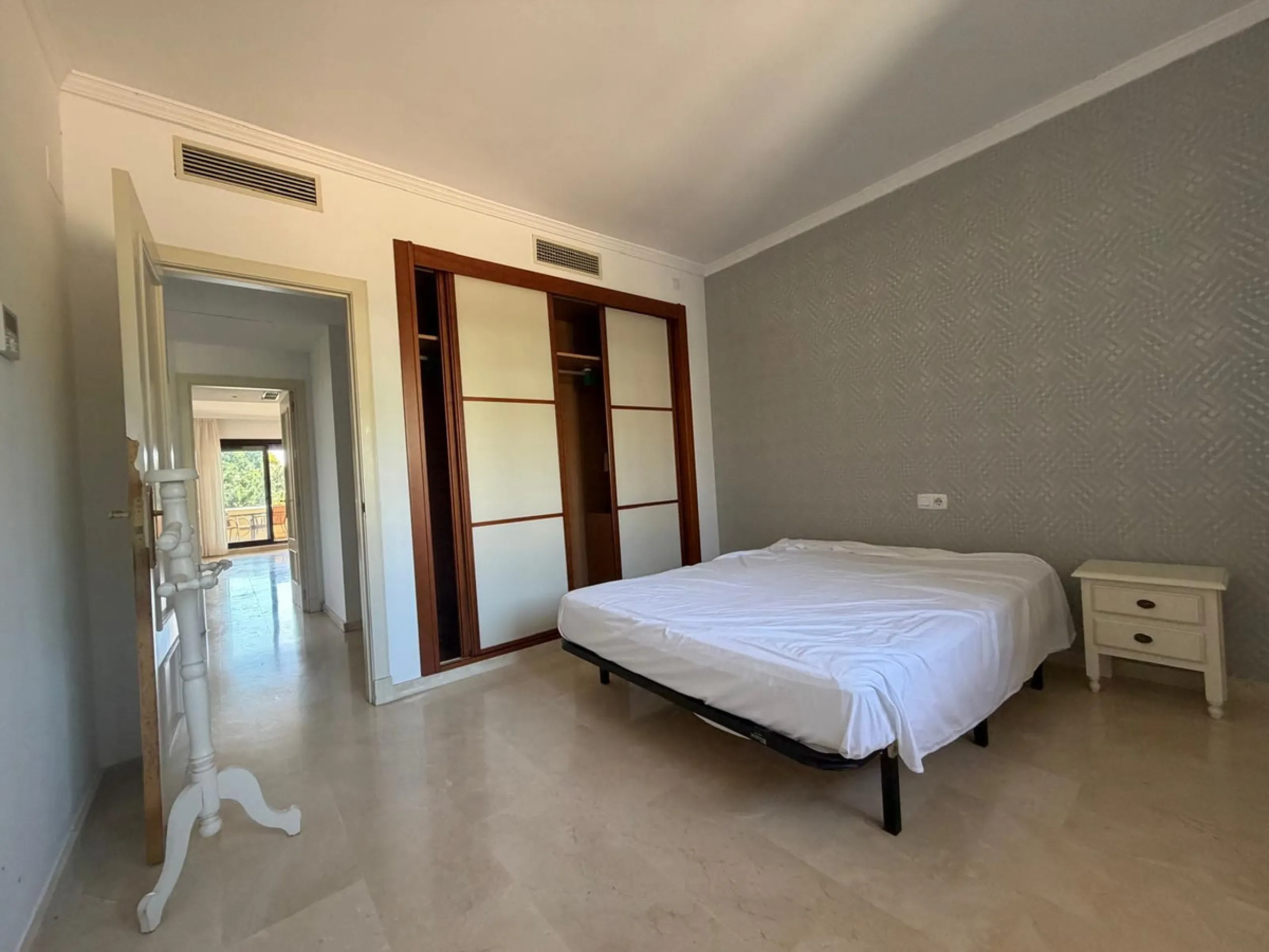 Bright apartment in Benahavís with large terrace and southwest orientation