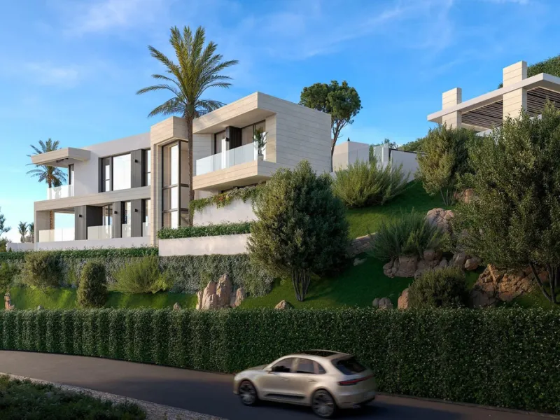 Magnificent 2,275 m² plot in the prestigious Monte Mayor urbanisation, Benahavís, set in an elevated and privileged position that guarantees spectacular open views of the Mediterranean Sea and the mountains. Surrounded by nature, lush woodland and an exce