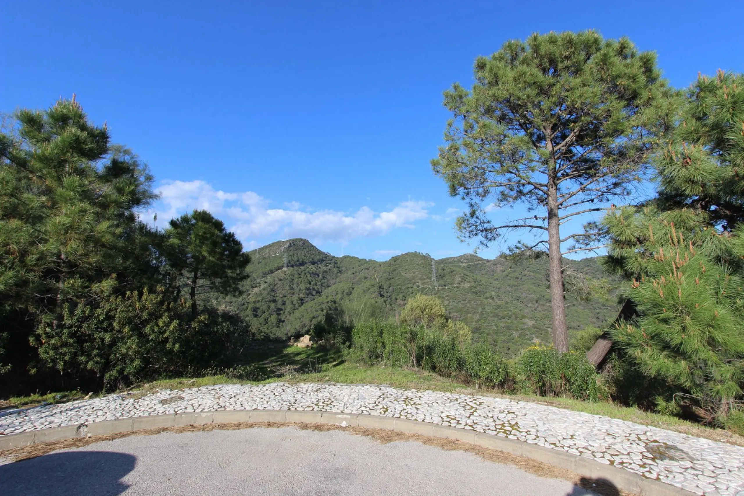 Magnificent 2,275 m² plot in the prestigious Monte Mayor urbanisation, Benahavís, set in an elevated and privileged position that guarantees spectacular open views of the Mediterranean Sea and the mountains. Surrounded by nature, lush woodland and an exce