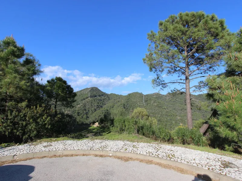 Magnificent 2,275 m² plot in the prestigious Monte Mayor urbanisation, Benahavís, set in an elevated and privileged position that guarantees spectacular open views of the Mediterranean Sea and the mountains. Surrounded by nature, lush woodland and an exce