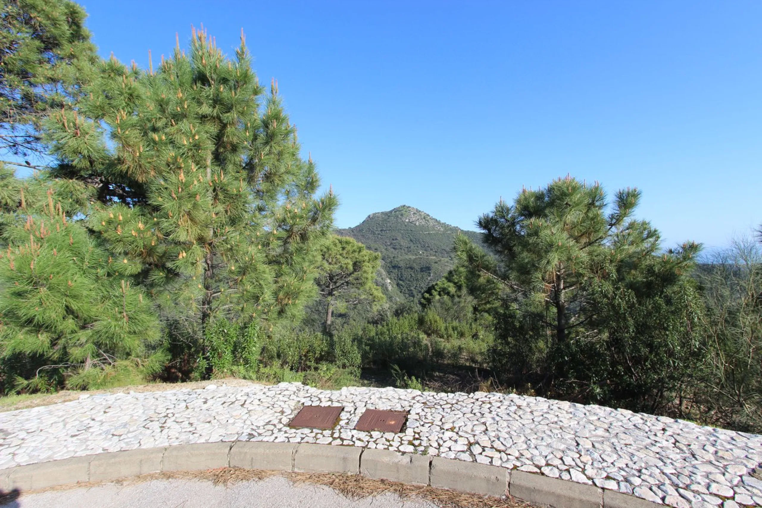 Magnificent 2,275 m² plot in the prestigious Monte Mayor urbanisation, Benahavís, set in an elevated and privileged position that guarantees spectacular open views of the Mediterranean Sea and the mountains. Surrounded by nature, lush woodland and an exce