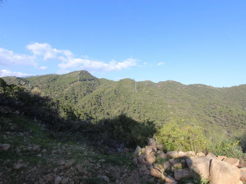 Magnificent 2,275 m² plot in the prestigious Monte Mayor urbanisation, Benahavís, set in an elevated and privileged position that guarantees spectacular open views of the Mediterranean Sea and the mountains. Surrounded by nature, lush woodland and an exce