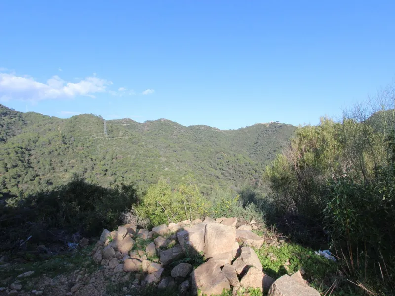 Magnificent 2,275 m² plot in the prestigious Monte Mayor urbanisation, Benahavís, set in an elevated and privileged position that guarantees spectacular open views of the Mediterranean Sea and the mountains. Surrounded by nature, lush woodland and an exce