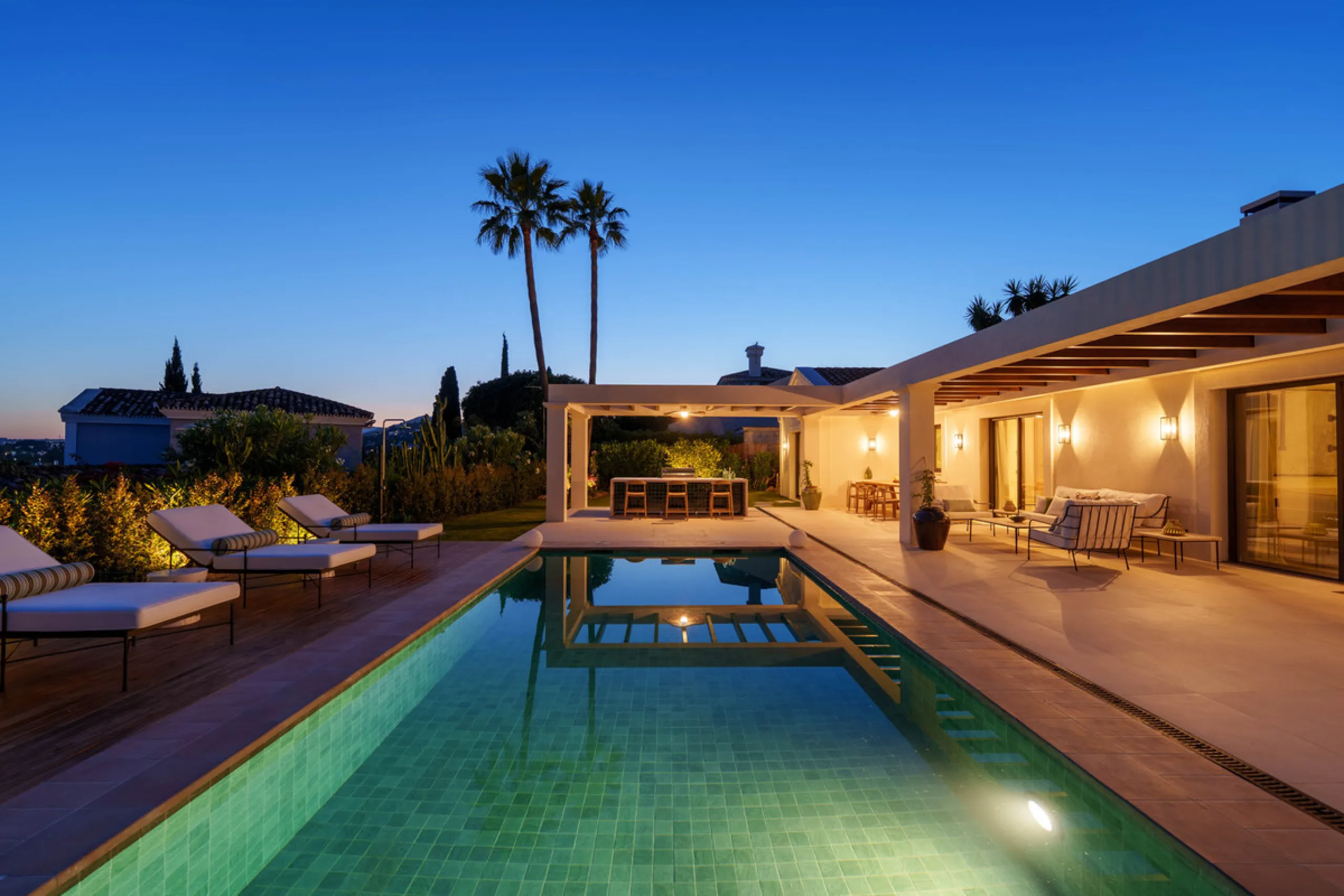 Beautifully reimagined single-level villa nestled in the heart of Nueva Andalucía, just minutes from the prestigious Los Naranjos Golf Course. Designed and developed by Casas Fintech, this exquisite four bedroom residence blends Mediterranean elegance wit
