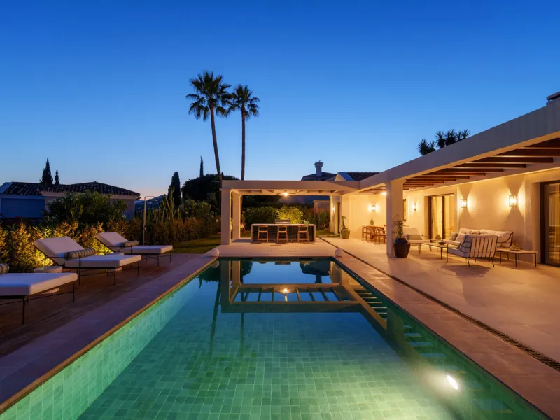 Beautifully reimagined single-level villa nestled in the heart of Nueva Andalucía, just minutes from the prestigious Los Naranjos Golf Course. Designed and developed by Casas Fintech, this exquisite four bedroom residence blends Mediterranean elegance wit