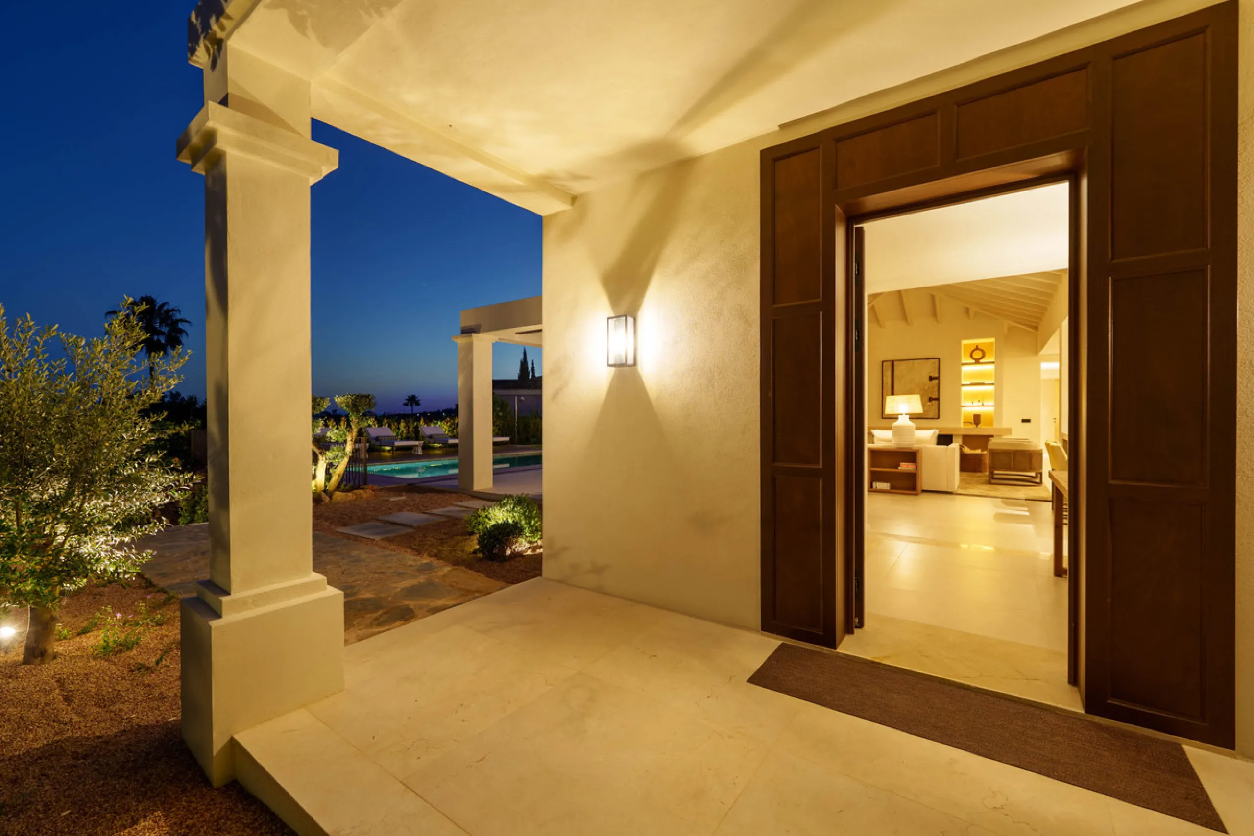 Beautifully reimagined single-level villa nestled in the heart of Nueva Andalucía, just minutes from the prestigious Los Naranjos Golf Course. Designed and developed by Casas Fintech, this exquisite four bedroom residence blends Mediterranean elegance wit
