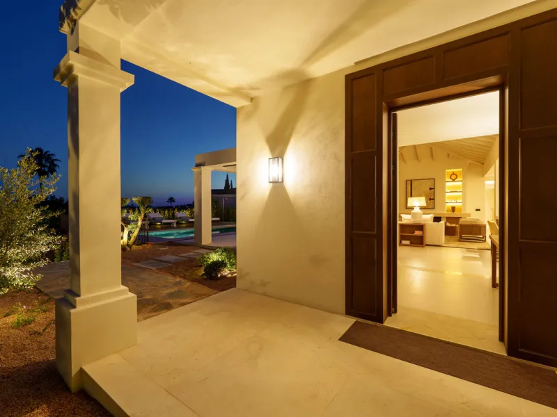 Beautifully reimagined single-level villa nestled in the heart of Nueva Andalucía, just minutes from the prestigious Los Naranjos Golf Course. Designed and developed by Casas Fintech, this exquisite four bedroom residence blends Mediterranean elegance wit