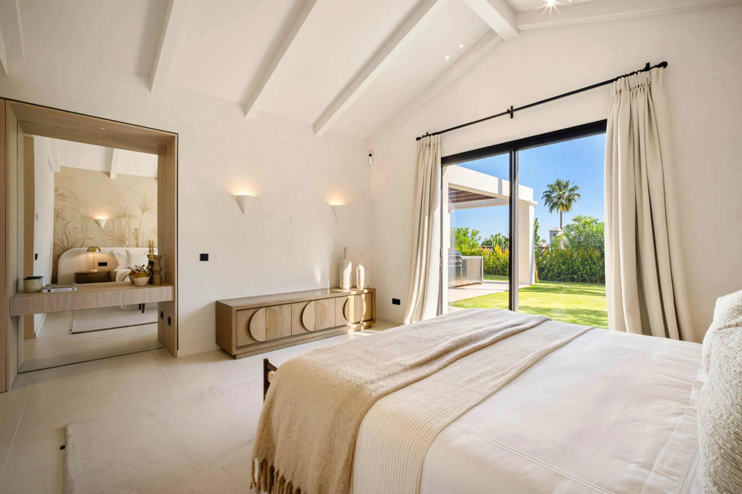Beautifully reimagined single-level villa nestled in the heart of Nueva Andalucía, just minutes from the prestigious Los Naranjos Golf Course. Designed and developed by Casas Fintech, this exquisite four bedroom residence blends Mediterranean elegance wit