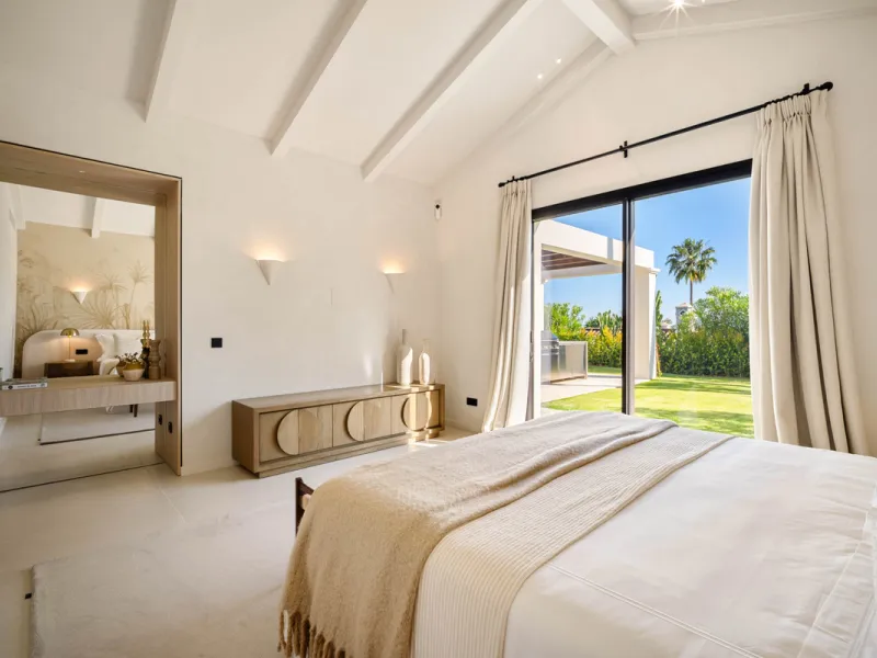 Beautifully reimagined single-level villa nestled in the heart of Nueva Andalucía, just minutes from the prestigious Los Naranjos Golf Course. Designed and developed by Casas Fintech, this exquisite four bedroom residence blends Mediterranean elegance wit