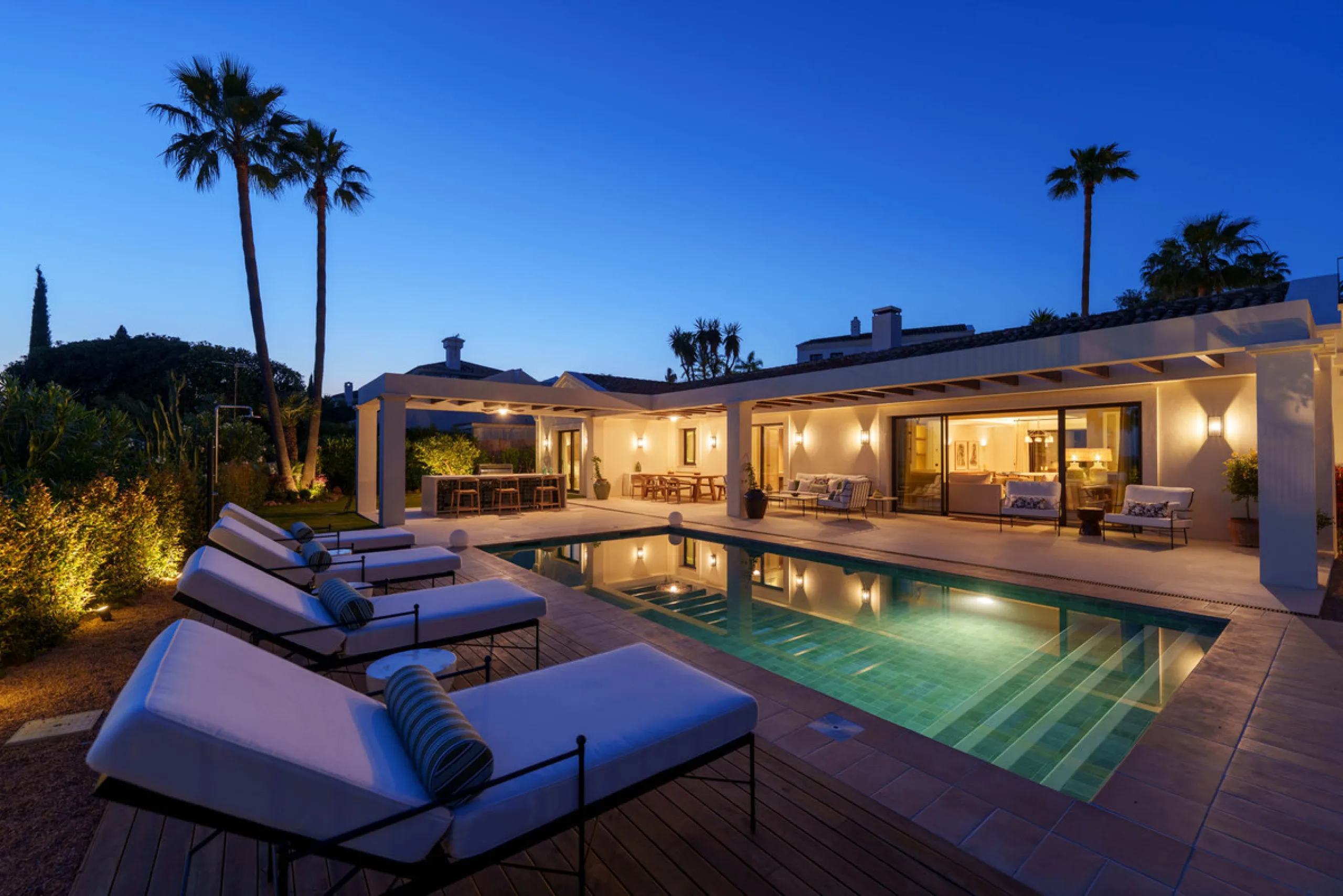 Beautifully reimagined single-level villa nestled in the heart of Nueva Andalucía, just minutes from the prestigious Los Naranjos Golf Course. Designed and developed by Casas Fintech, this exquisite four bedroom residence blends Mediterranean elegance wit
