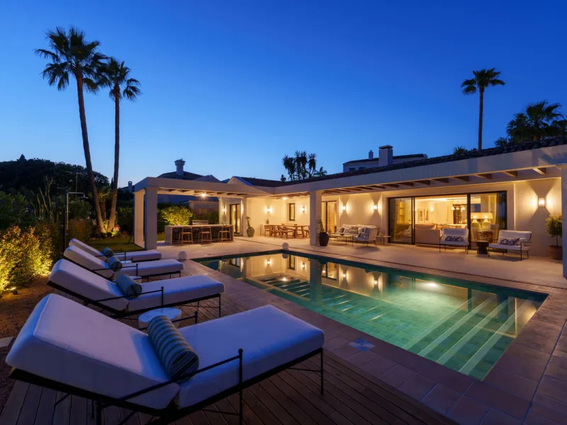 Beautifully reimagined single-level villa nestled in the heart of Nueva Andalucía, just minutes from the prestigious Los Naranjos Golf Course. Designed and developed by Casas Fintech, this exquisite four bedroom residence blends Mediterranean elegance wit