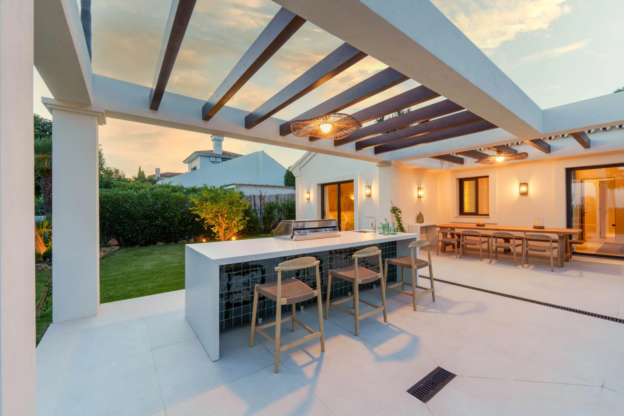 Beautifully reimagined single-level villa nestled in the heart of Nueva Andalucía, just minutes from the prestigious Los Naranjos Golf Course. Designed and developed by Casas Fintech, this exquisite four bedroom residence blends Mediterranean elegance wit