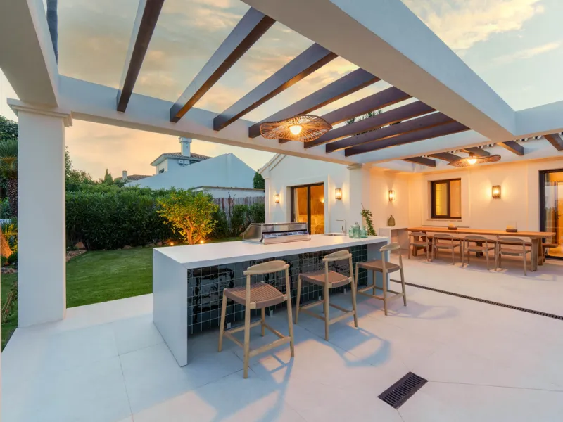 Beautifully reimagined single-level villa nestled in the heart of Nueva Andalucía, just minutes from the prestigious Los Naranjos Golf Course. Designed and developed by Casas Fintech, this exquisite four bedroom residence blends Mediterranean elegance wit