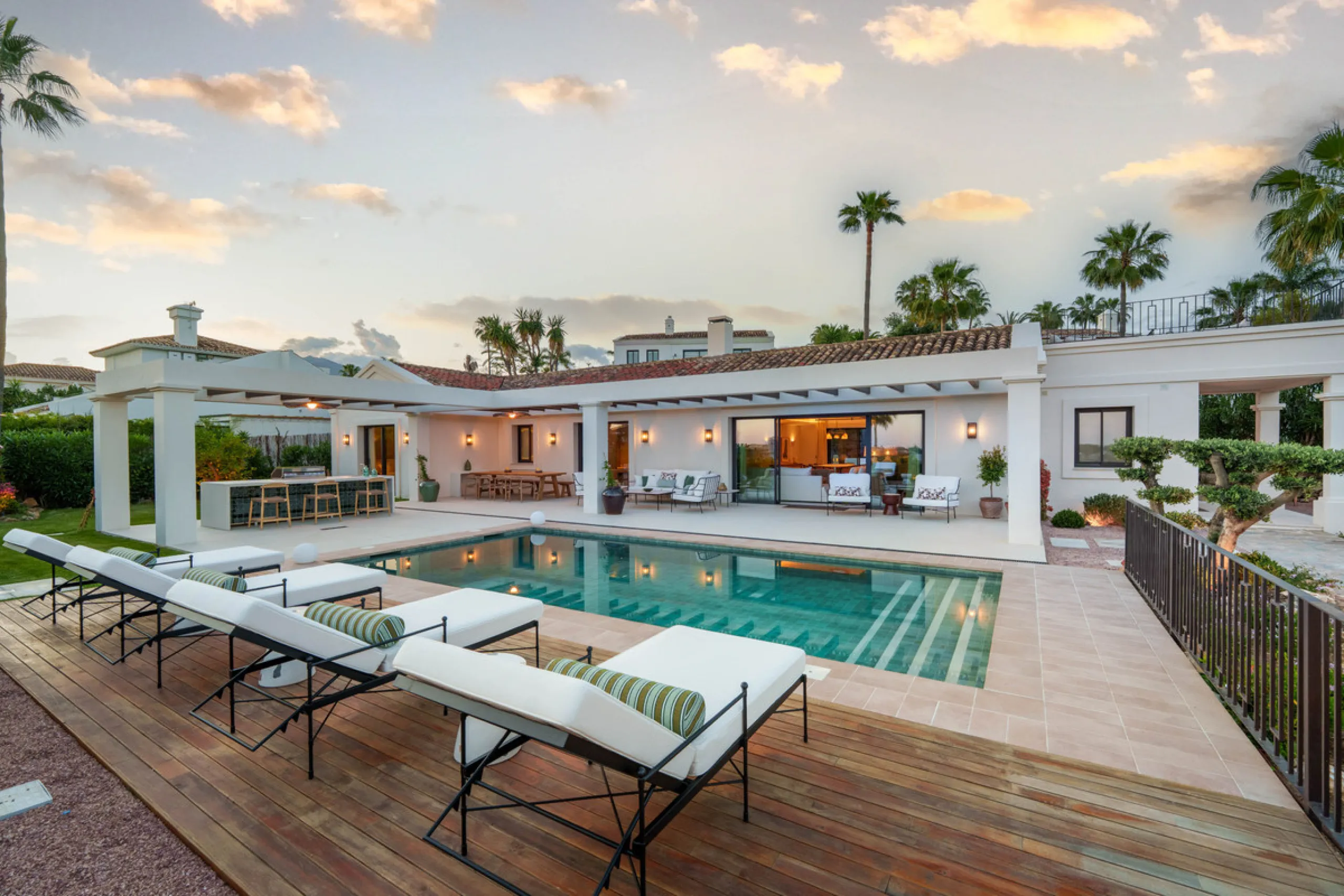 Beautifully reimagined single-level villa nestled in the heart of Nueva Andalucía, just minutes from the prestigious Los Naranjos Golf Course. Designed and developed by Casas Fintech, this exquisite four bedroom residence blends Mediterranean elegance wit